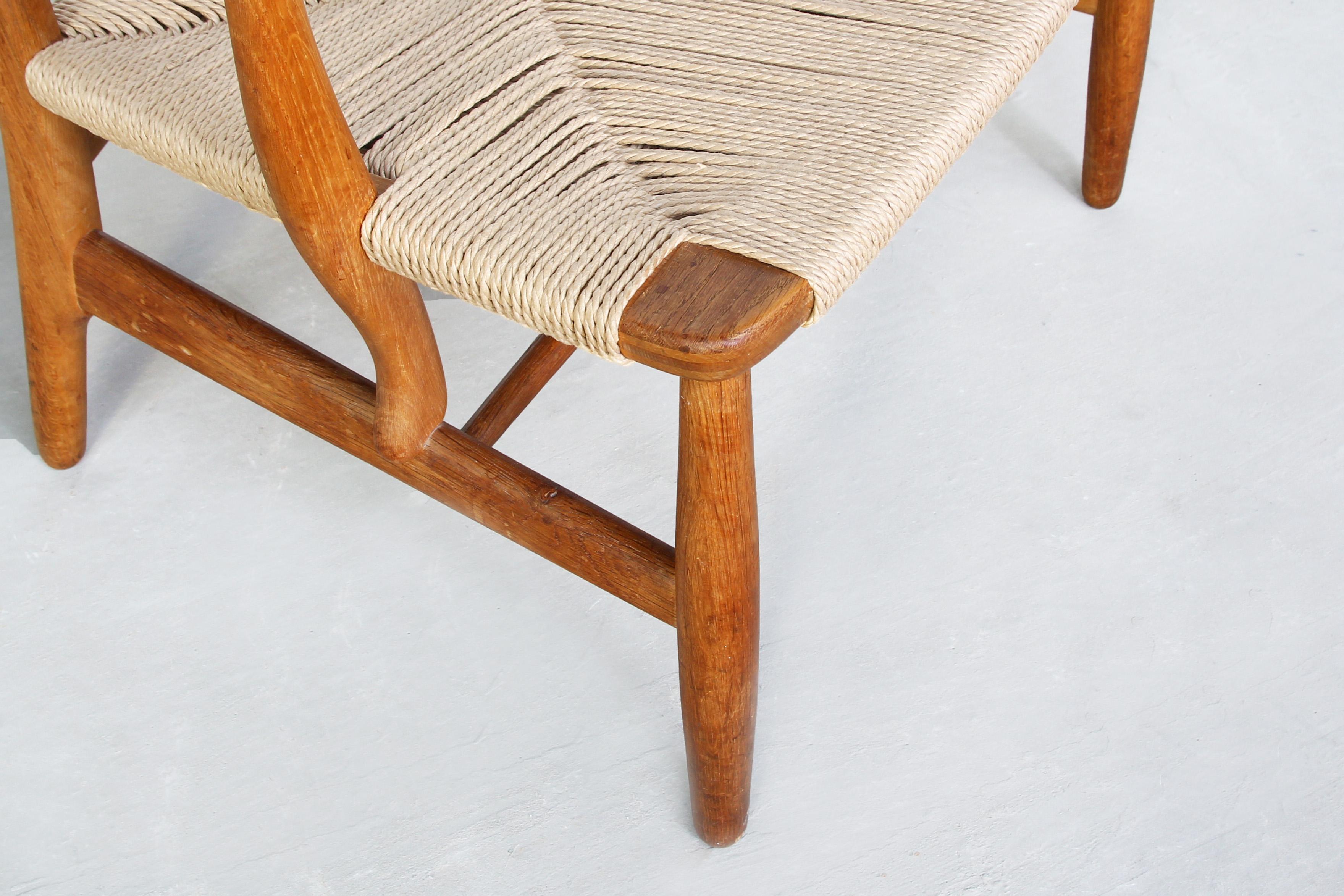 Pair of Danish Lounge Chairs by Hans J. Wegner for Carl Hansen CH 22 Oak im Zustand „Gut“ in Berlin, DE