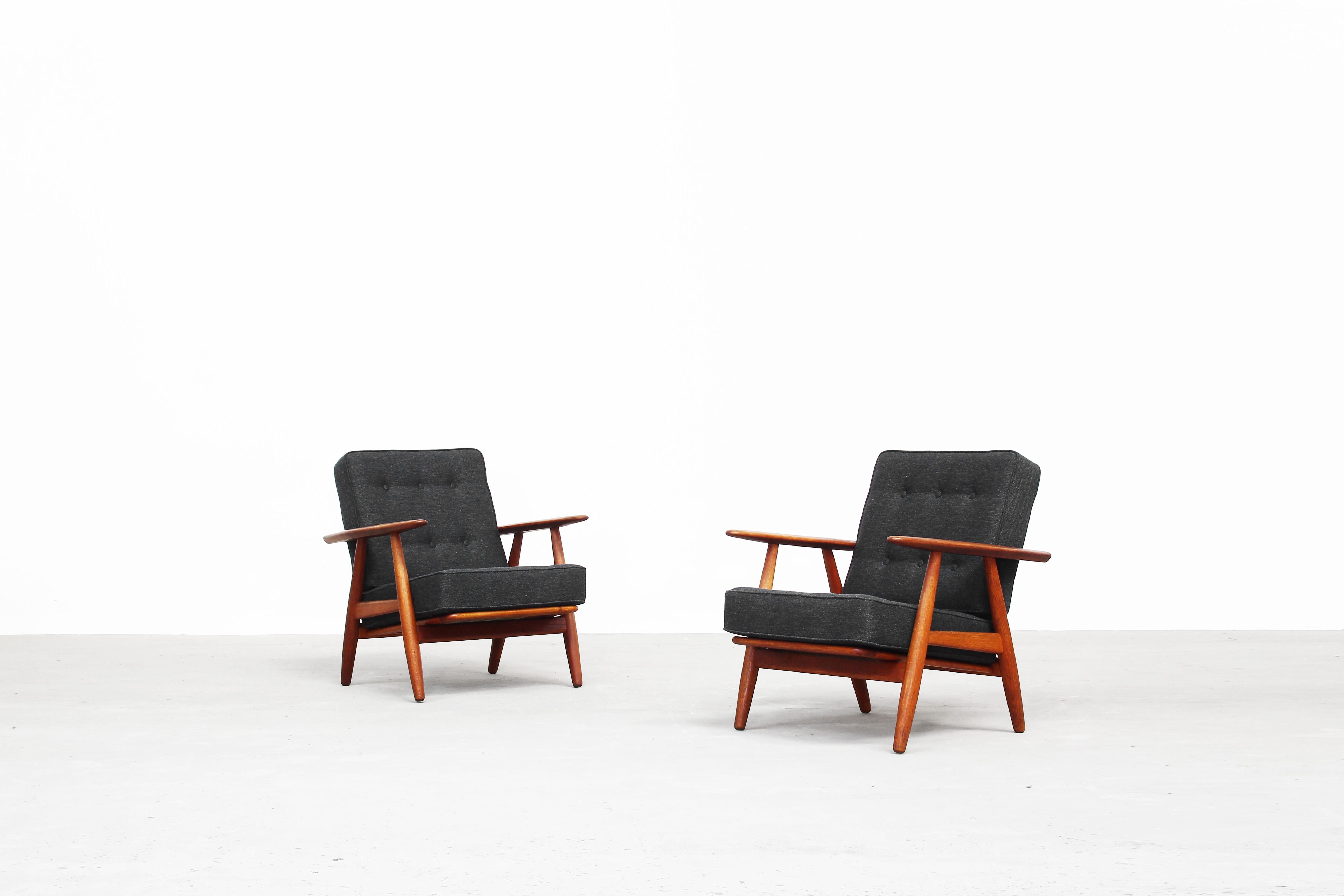 Very beautiful pair of lounge chairs model 240 designed by Hans J. Wegner and produced by GETAMA in Denmark in the 1960s.
The chairs are in an excellent condition with a great patinated oakwood frame. The cushions were newly reupholstered with a
