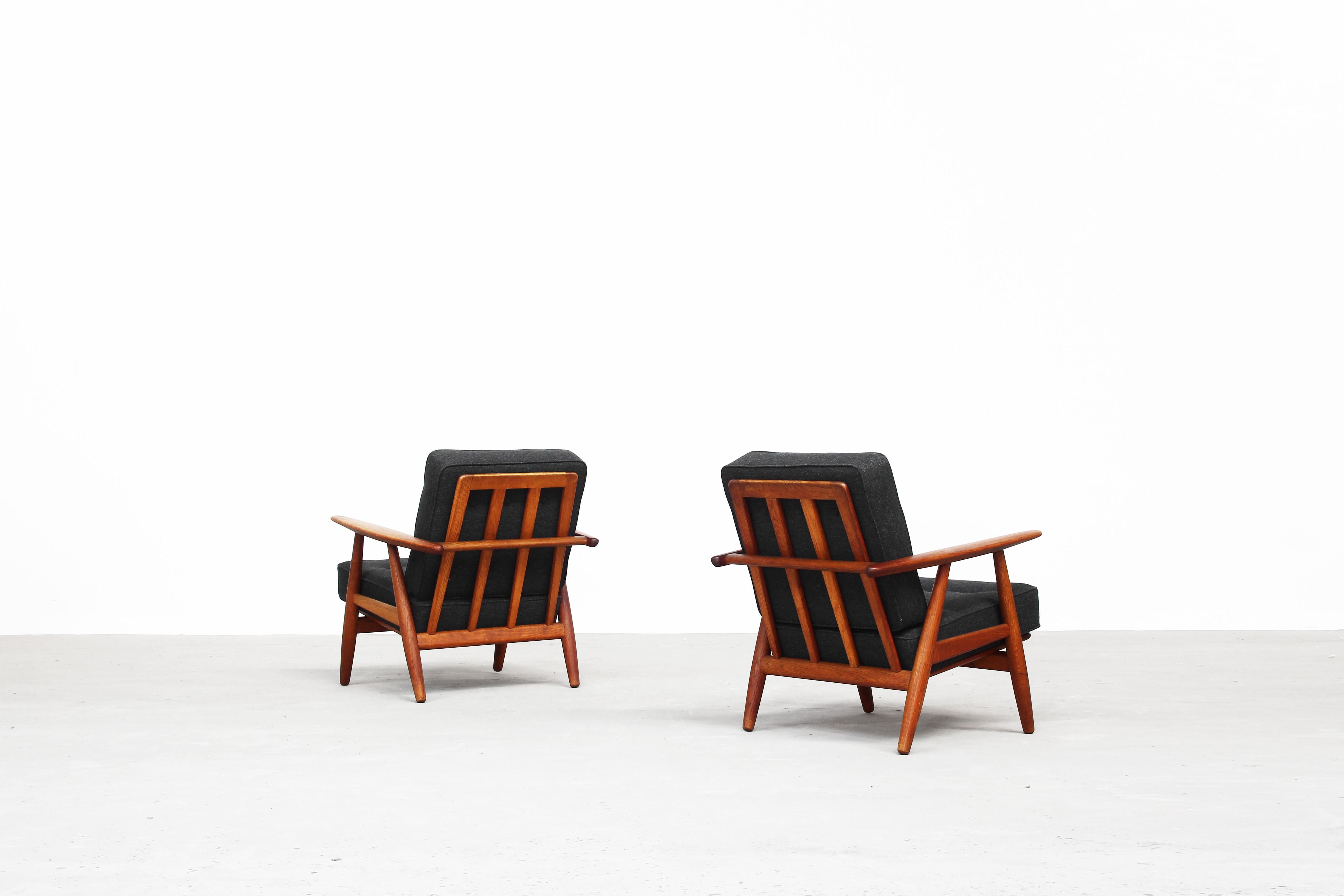 Pair of Danish Lounge Chairs by Hans J. Wegner for GETAMA Cigar Mod. 240 In Excellent Condition In Berlin, DE