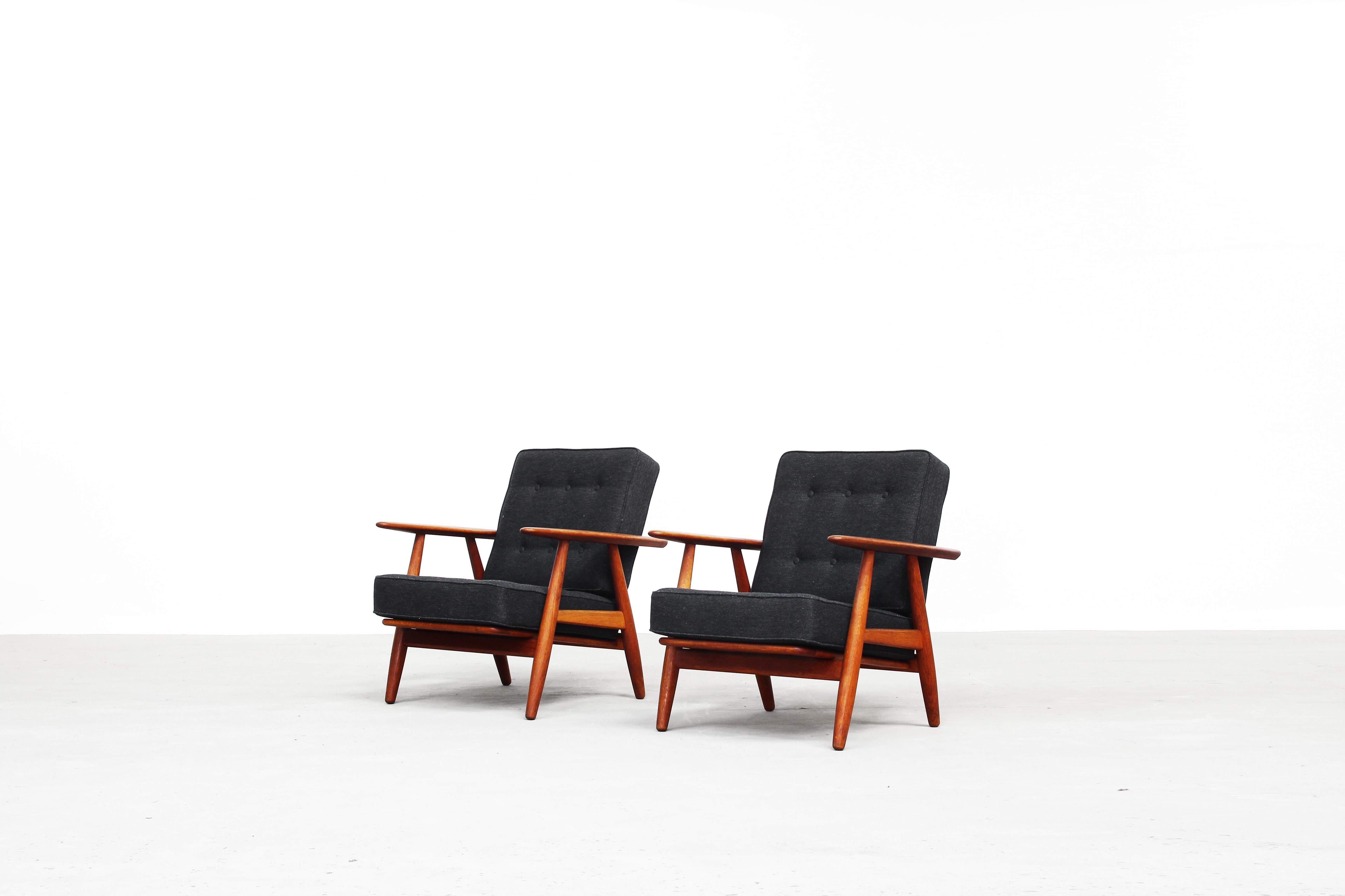 20th Century Pair of Danish Lounge Chairs by Hans J. Wegner for GETAMA Cigar Mod. 240