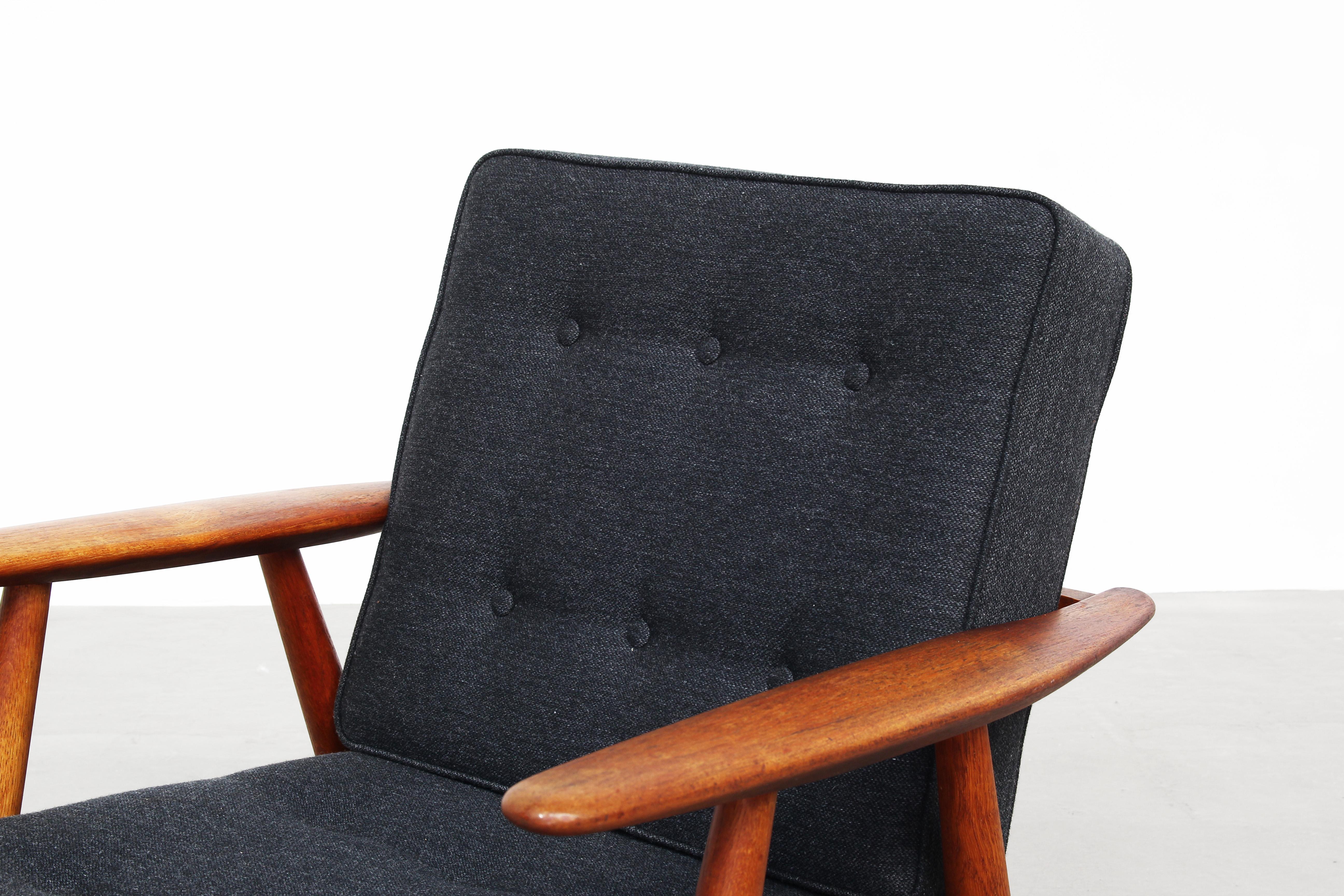 Pair of Danish Lounge Chairs by Hans J. Wegner for GETAMA Cigar Mod. 240 1