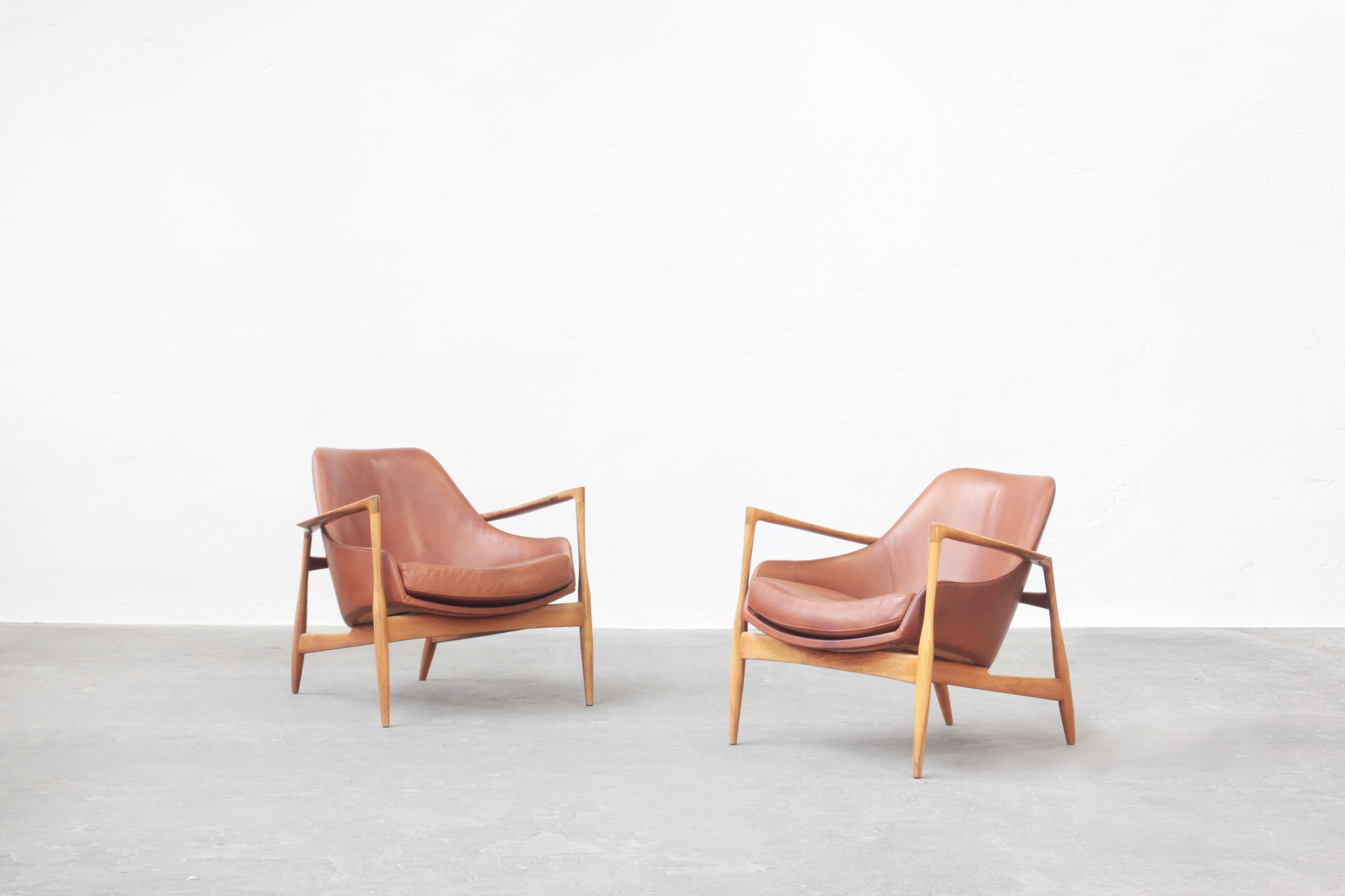 A beautiful pair of lounge chairs designed by Ib Kofod Larsen and produced by G. Laauser, 1960ies.
Both chairs are in very good condition and come with a brown-cognac leather and nutwood frame.
    