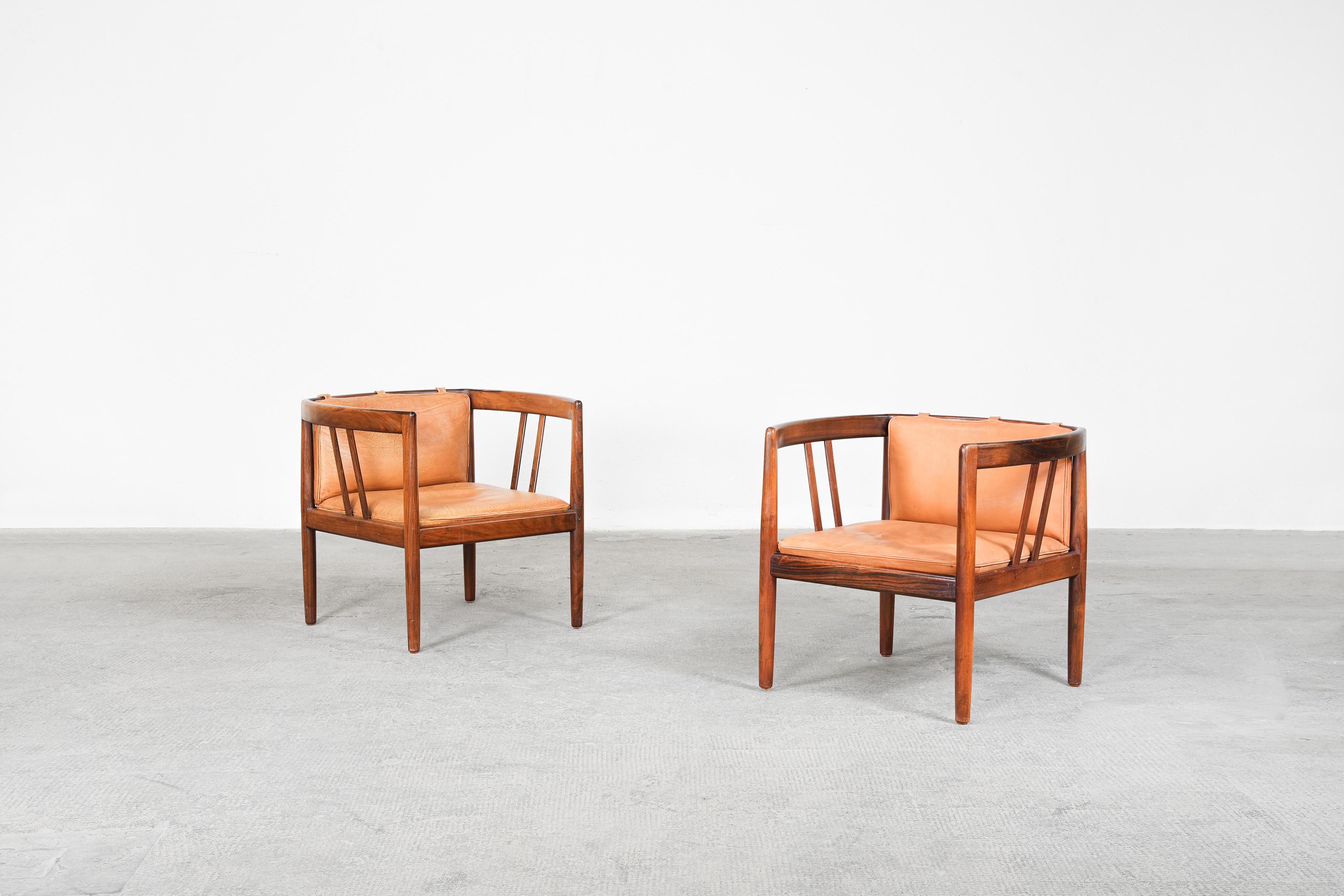A beautiful rare pair of lounge chairs, designed by Illum Wikkelsø and manufactured by Holger Christiansen in the 1960ies.
Both chairs are in very good original condition with just little signs of usage. Both come with brown buffalo-leather