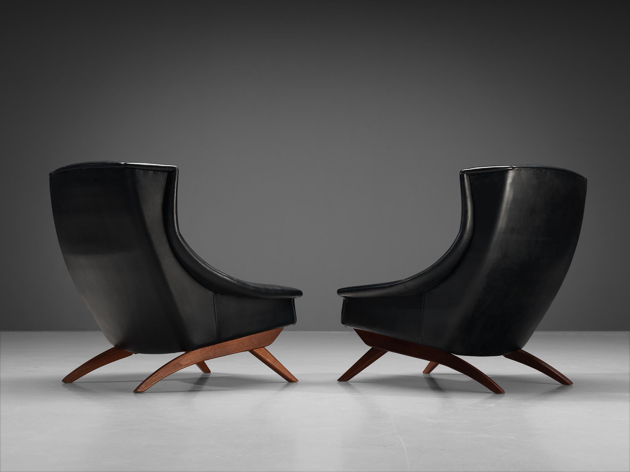 Pair of Danish Lounge Chairs in Oak and Black Leatherette 4