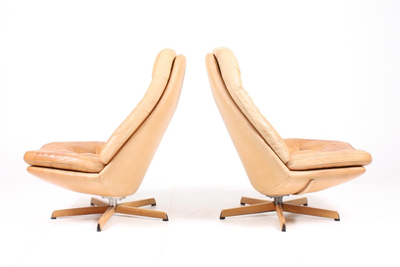 Pair of Danish Lounge Chairs in Patinated Leather In Good Condition In Lejre, DK