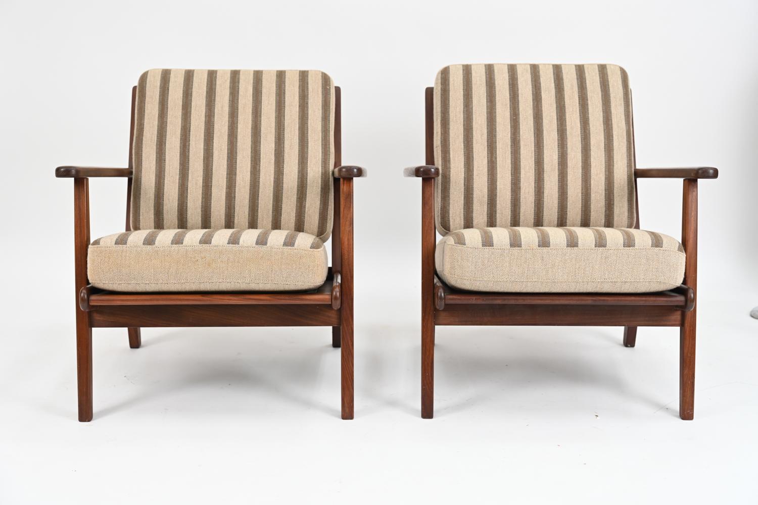 Pair of Danish Lounge Chairs in the Manner of Hans Wegner for GETAMA In Good Condition In Norwalk, CT