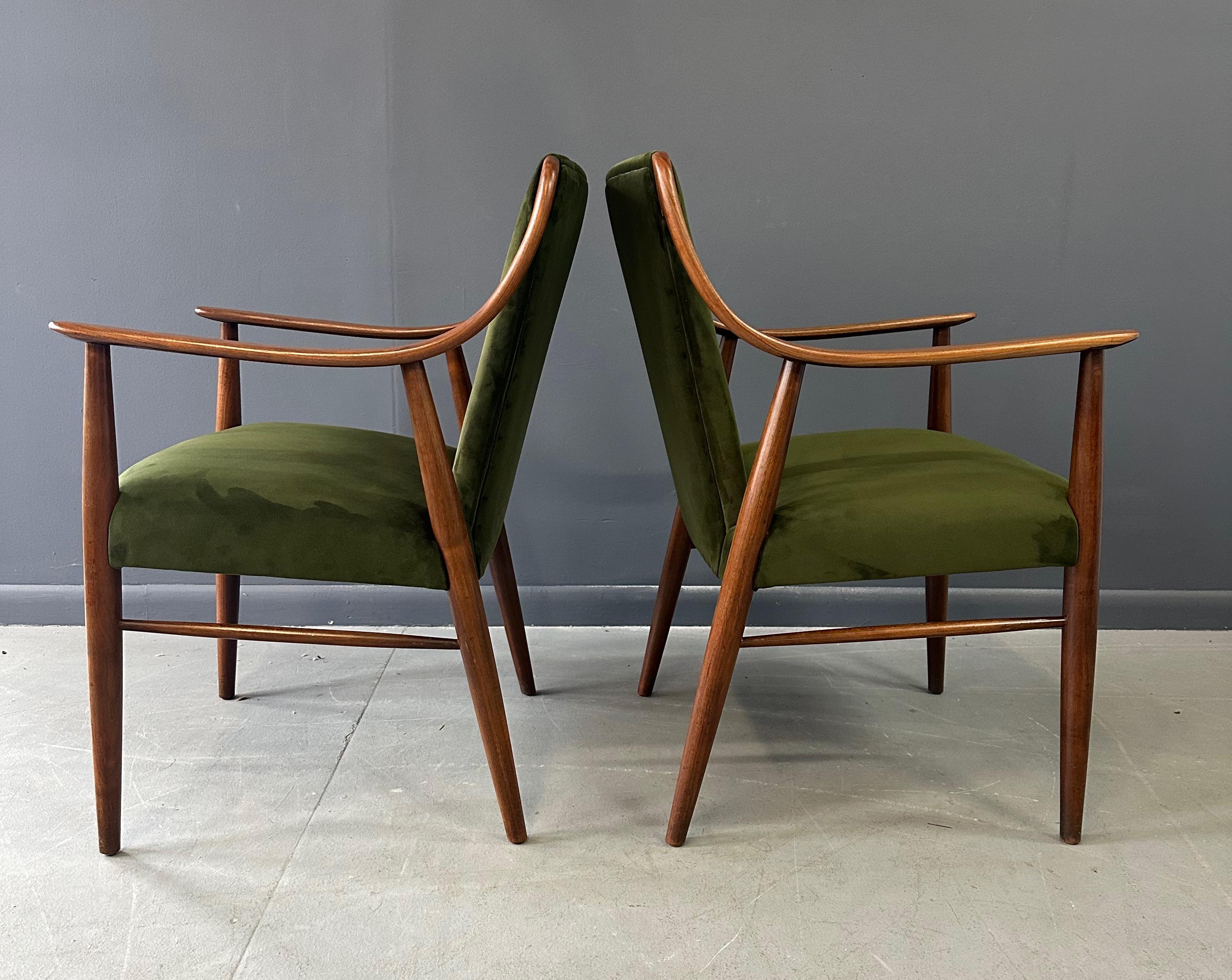 Paire de chaises longues danoises en noyer et velours dans le style de Peter Hvidt en vente 3