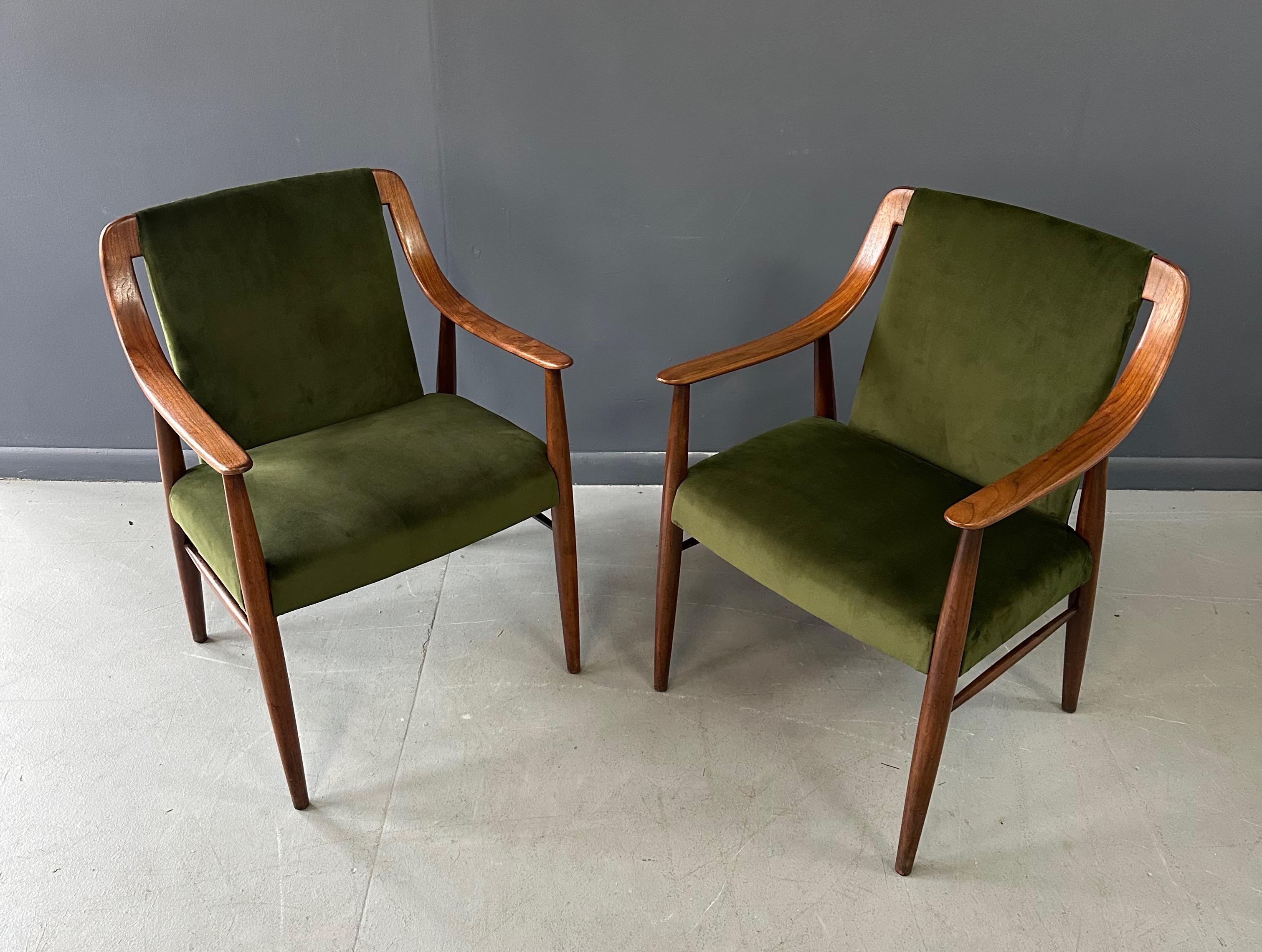 Mid-Century Modern Paire de chaises longues danoises en noyer et velours dans le style de Peter Hvidt en vente