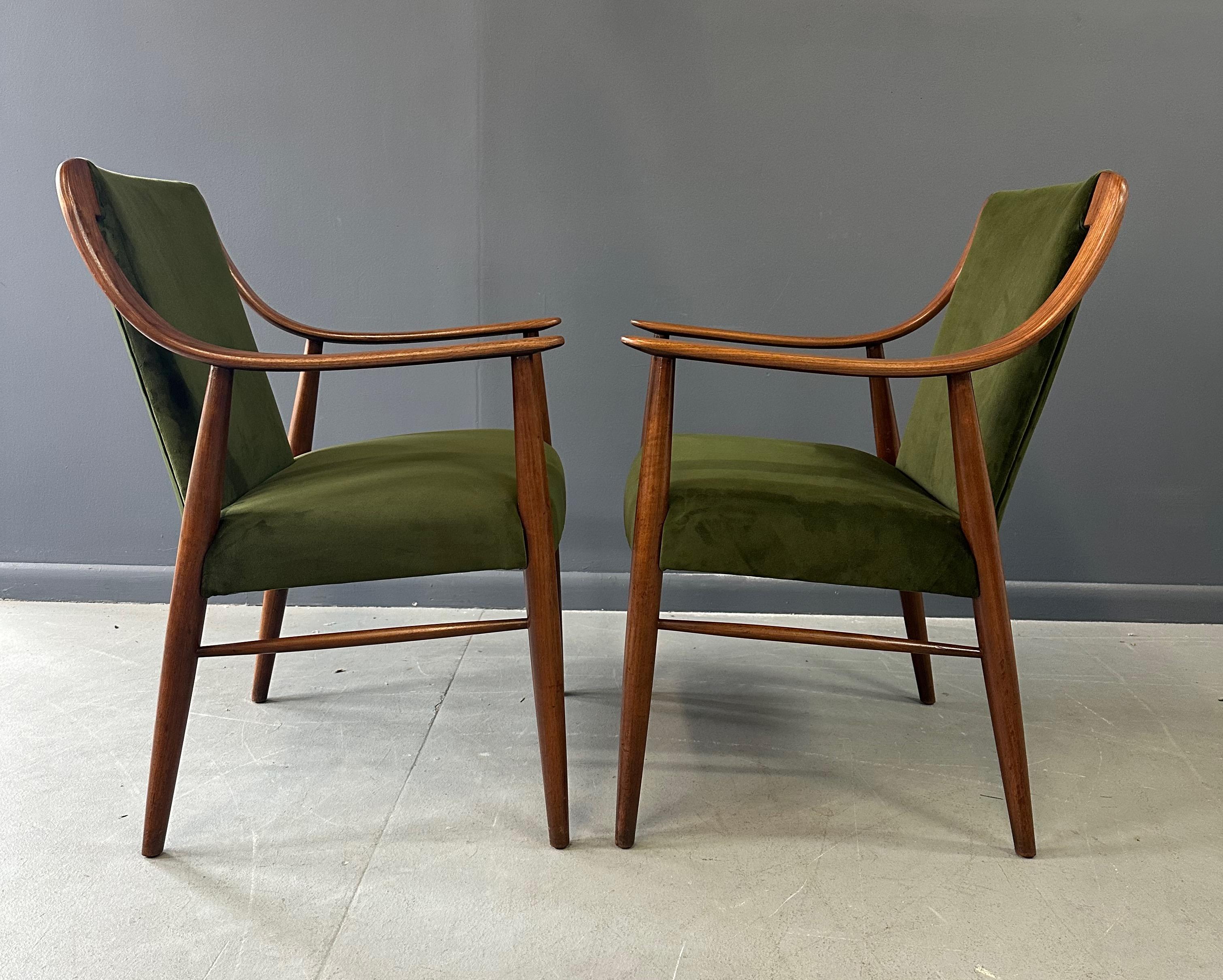 Européen Paire de chaises longues danoises en noyer et velours dans le style de Peter Hvidt en vente