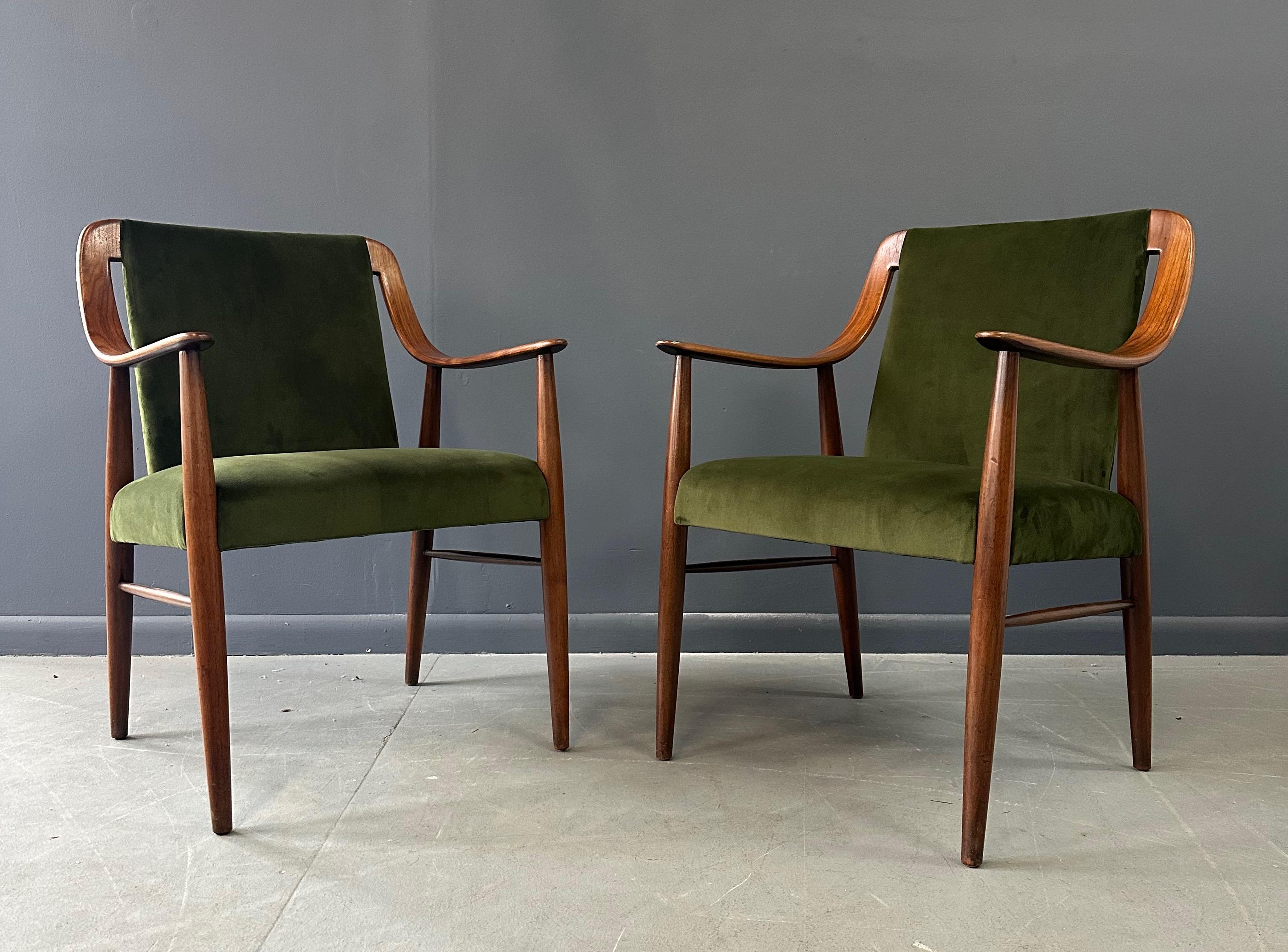 Paire de chaises longues danoises en noyer et velours dans le style de Peter Hvidt Bon état - En vente à Philadelphia, PA