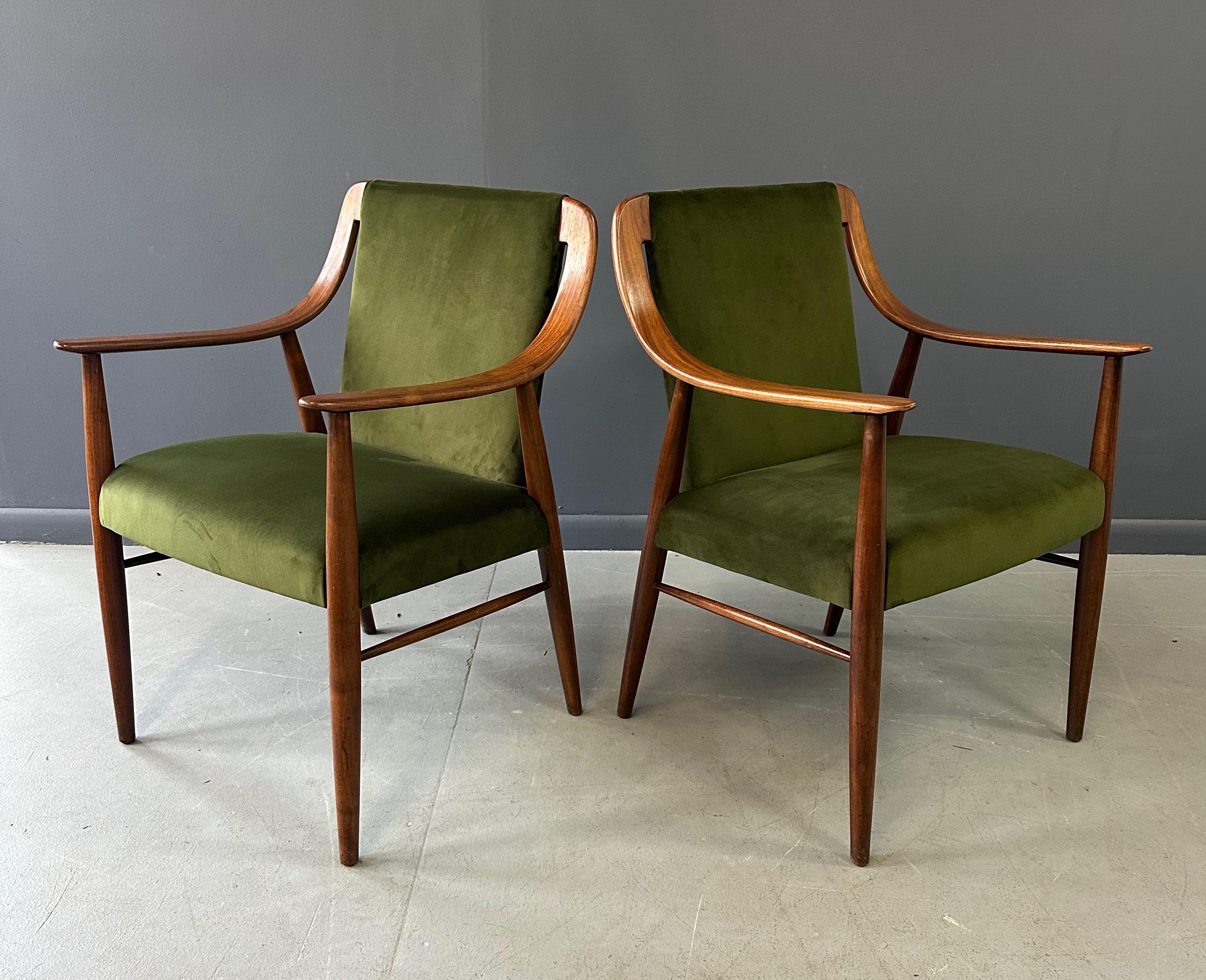 20ième siècle Paire de chaises longues danoises en noyer et velours dans le style de Peter Hvidt en vente
