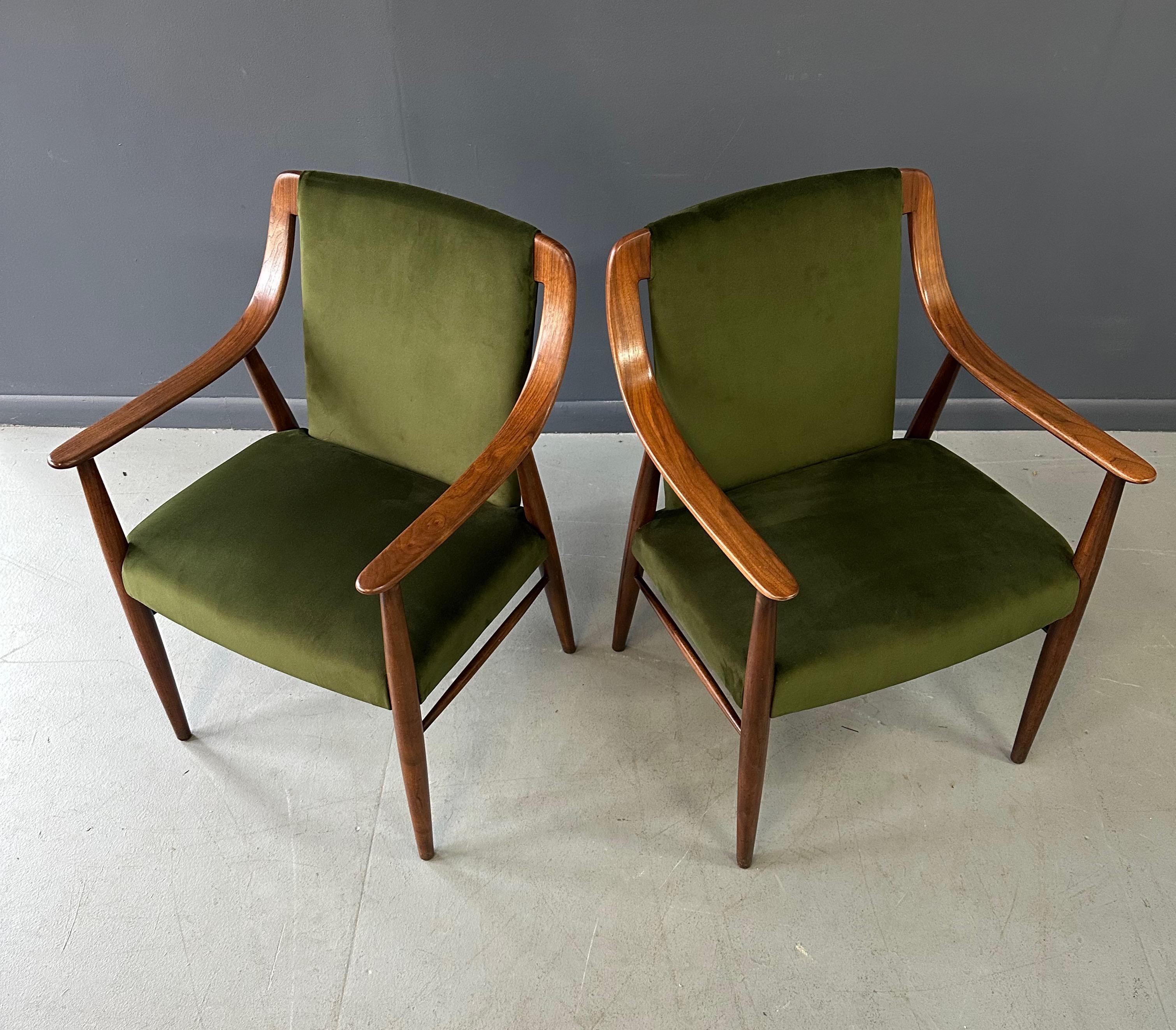 Noyer Paire de chaises longues danoises en noyer et velours dans le style de Peter Hvidt en vente