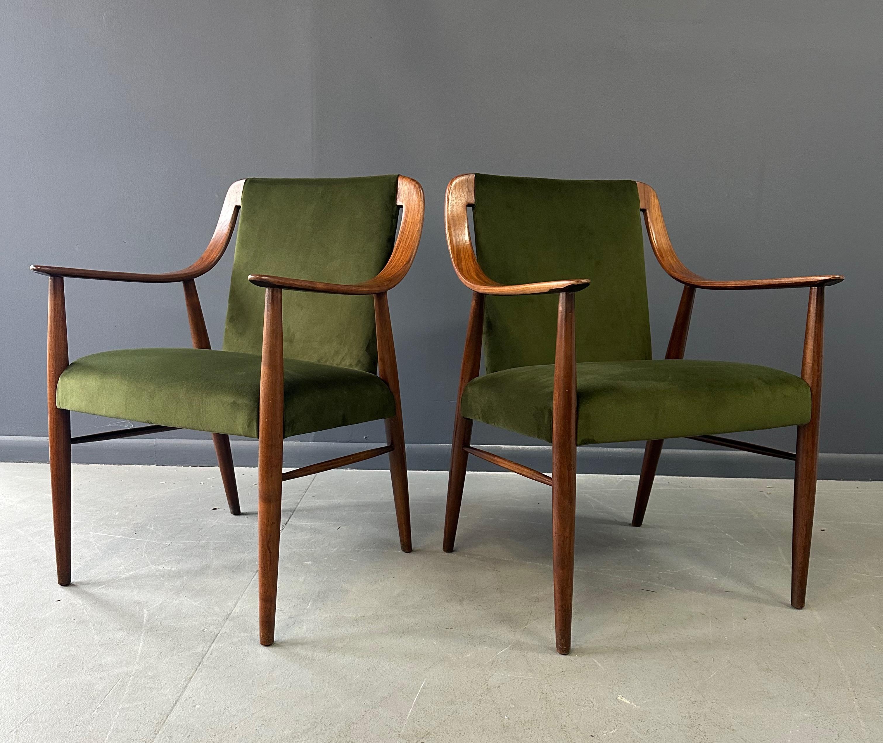 Paire de chaises longues danoises en noyer et velours dans le style de Peter Hvidt en vente 1
