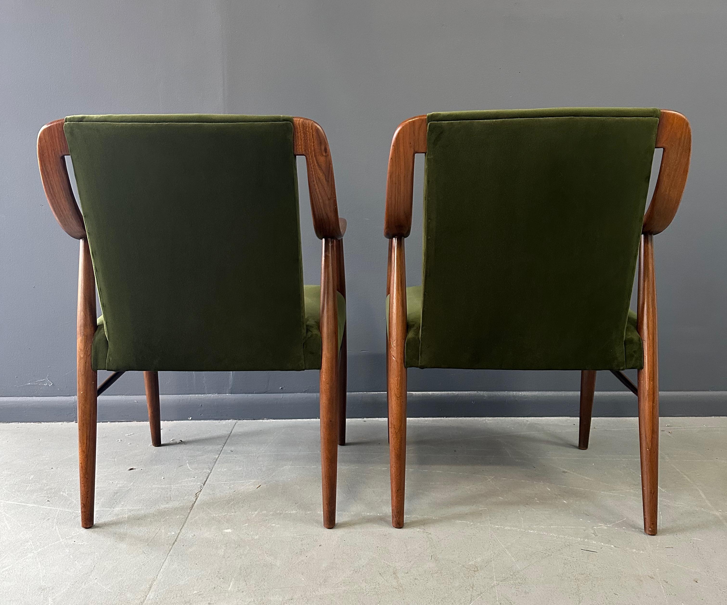 Paire de chaises longues danoises en noyer et velours dans le style de Peter Hvidt en vente 2