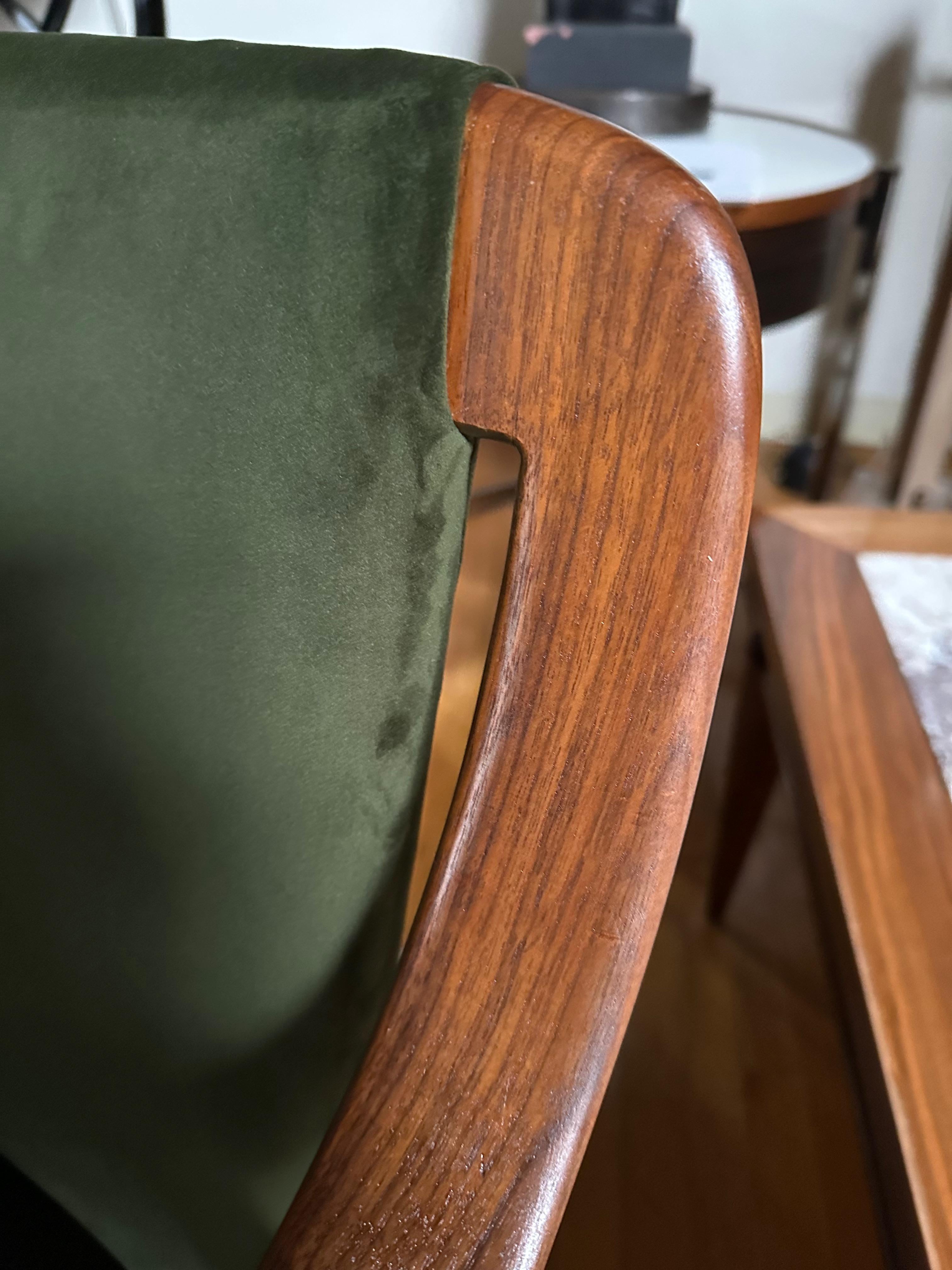 Paire de chaises longues danoises en noyer et velours dans le style de Peter Hvidt en vente 4