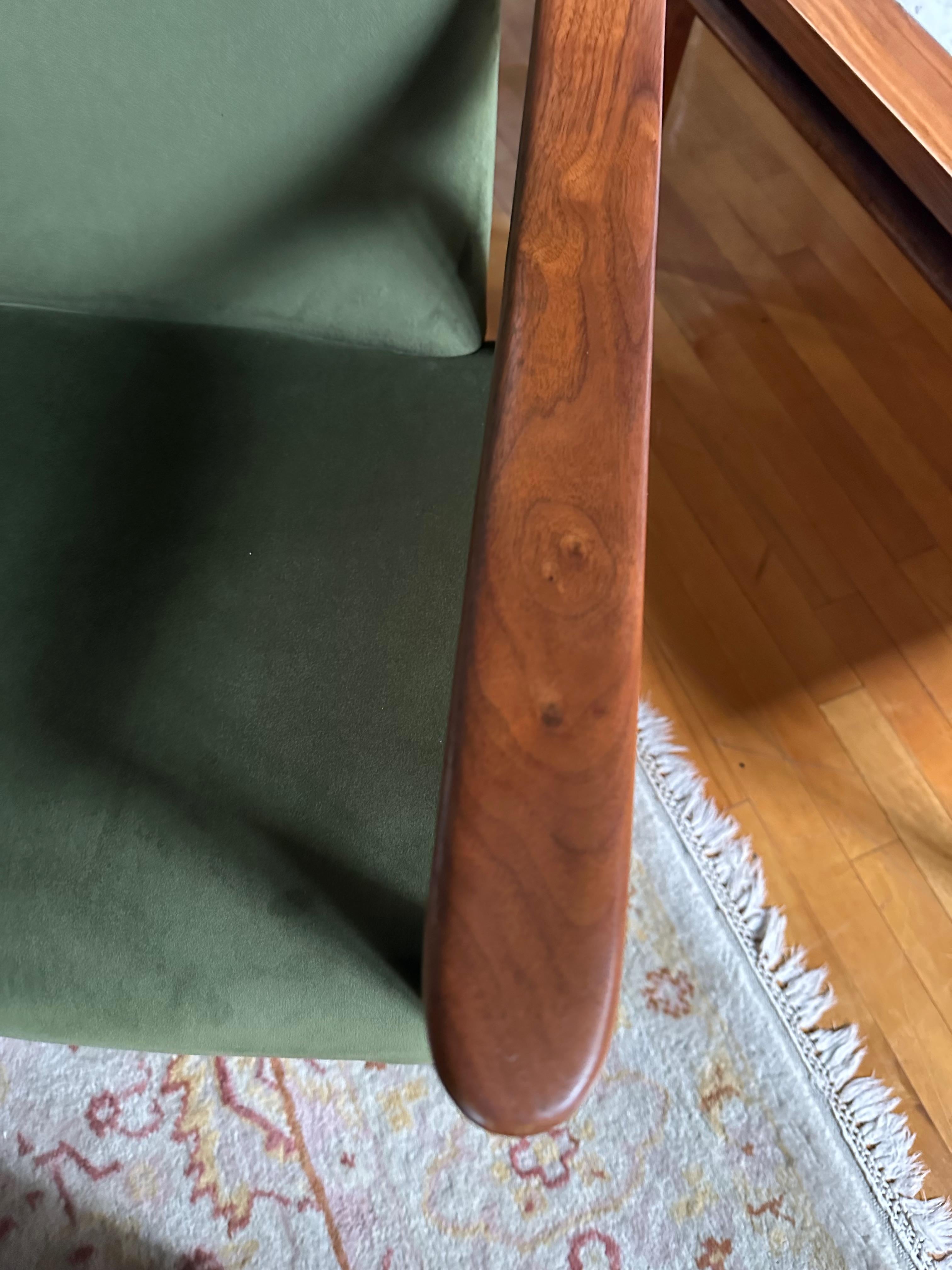 Paire de chaises longues danoises en noyer et velours dans le style de Peter Hvidt en vente 5