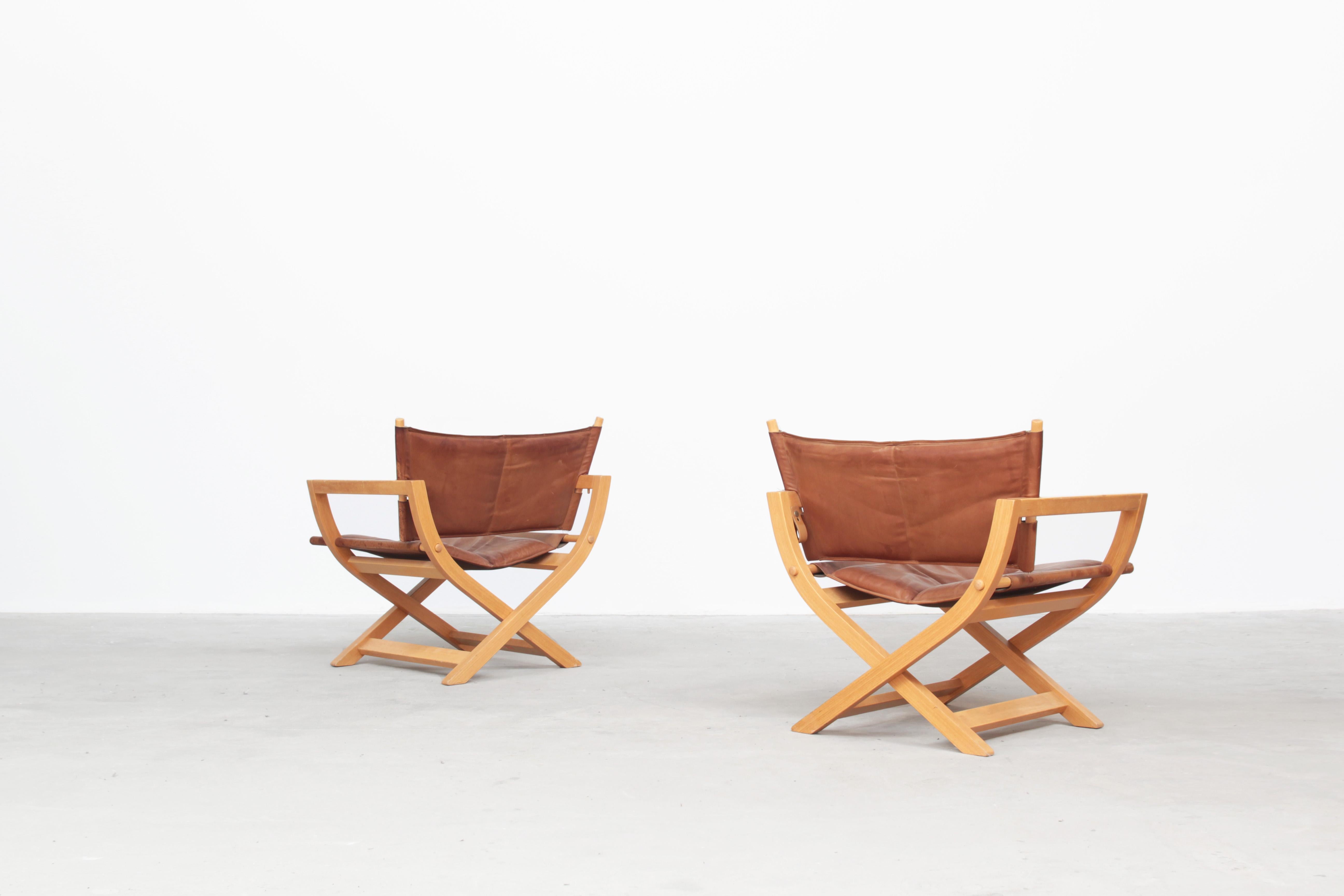 A pair of beautiful folding leather lounge chairs, manufactured by Westnofa in the 1960s.
Both chairs are covered with brown patinated leather and come in a good used condition.
The chairs are foldable.