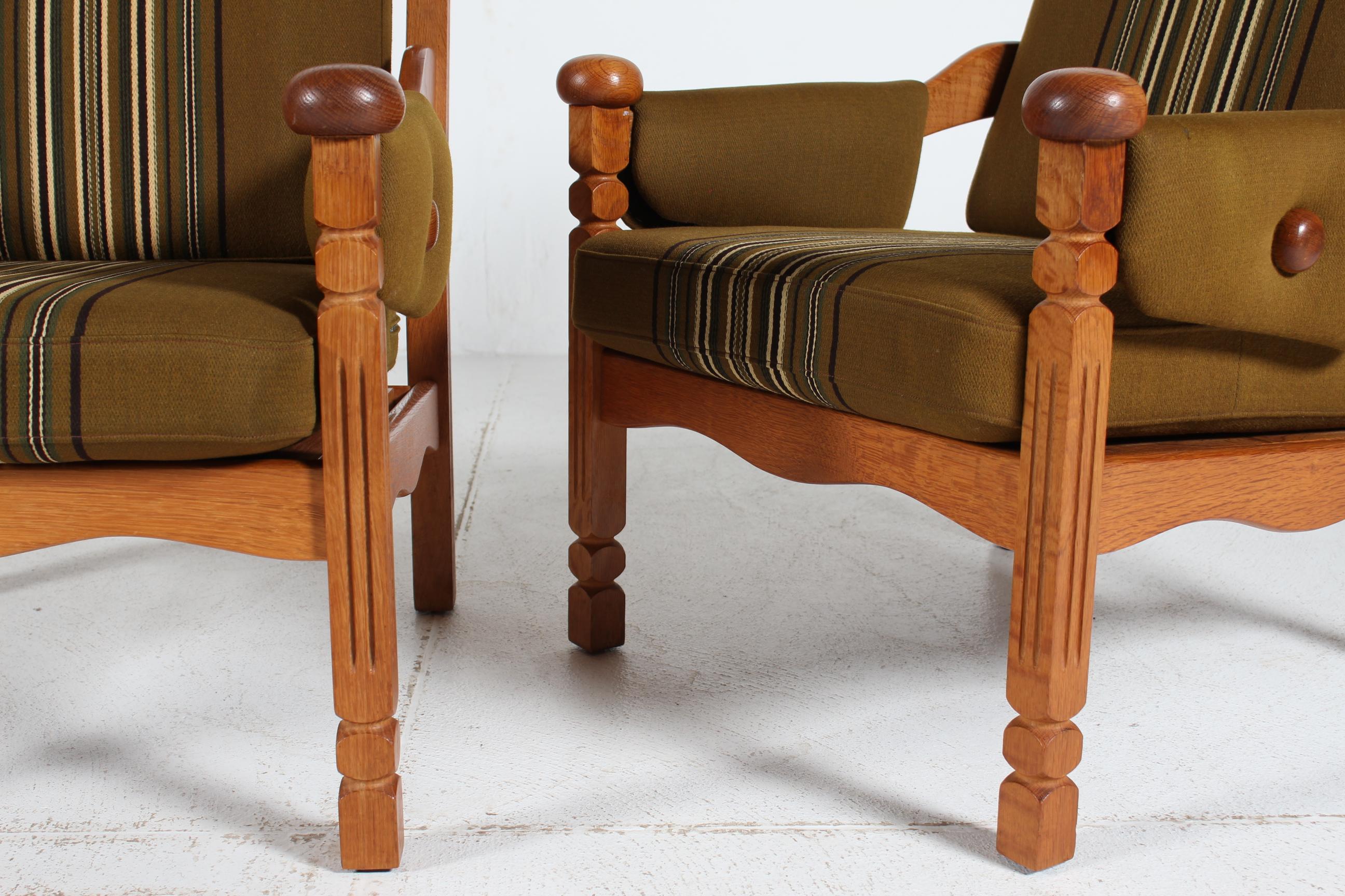 Paire de chaises longues danoises en Oak massif dans le style Henning Kjærnulf 1970 en vente 2