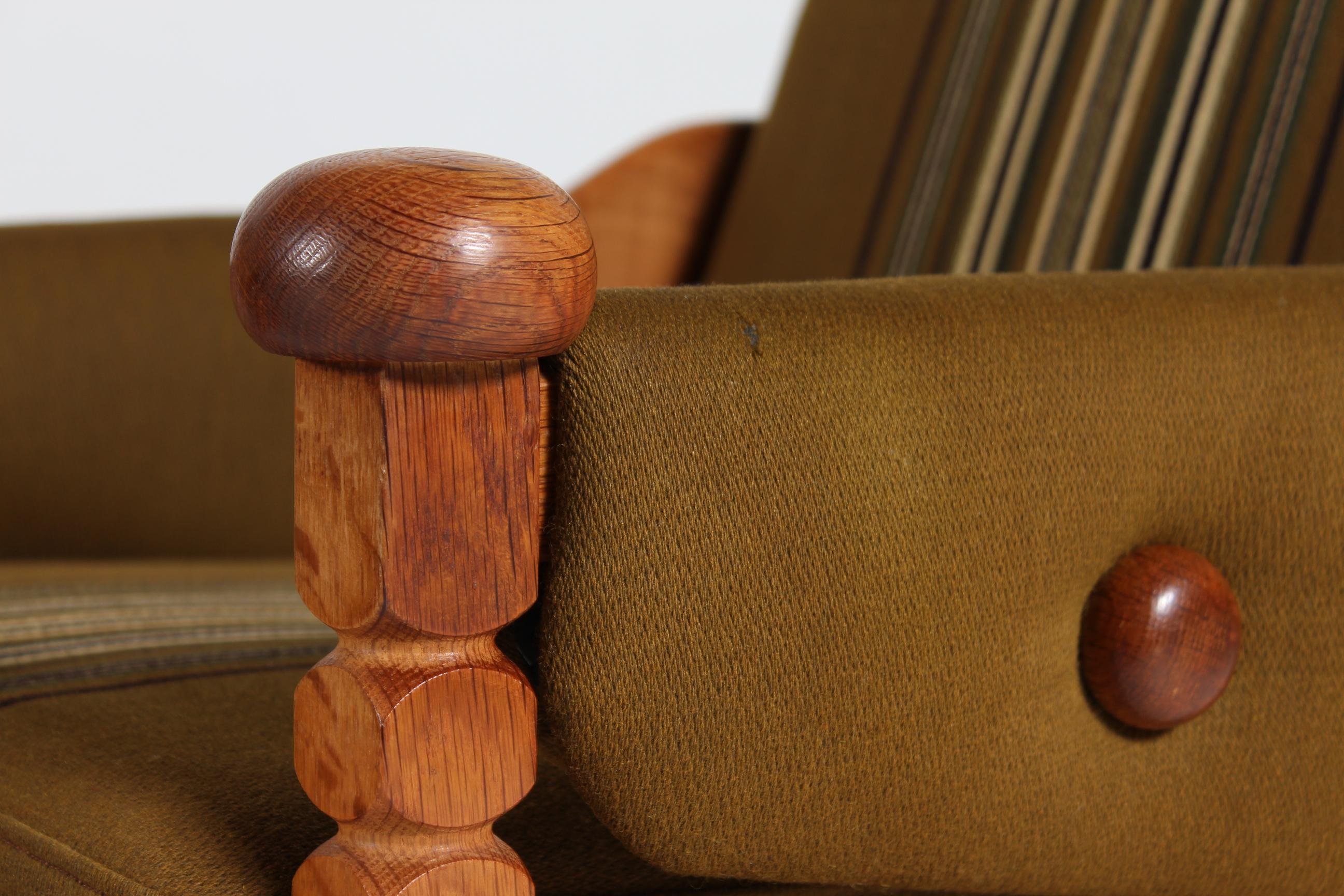 Paire de chaises longues danoises en Oak massif dans le style Henning Kjærnulf 1970 en vente 3