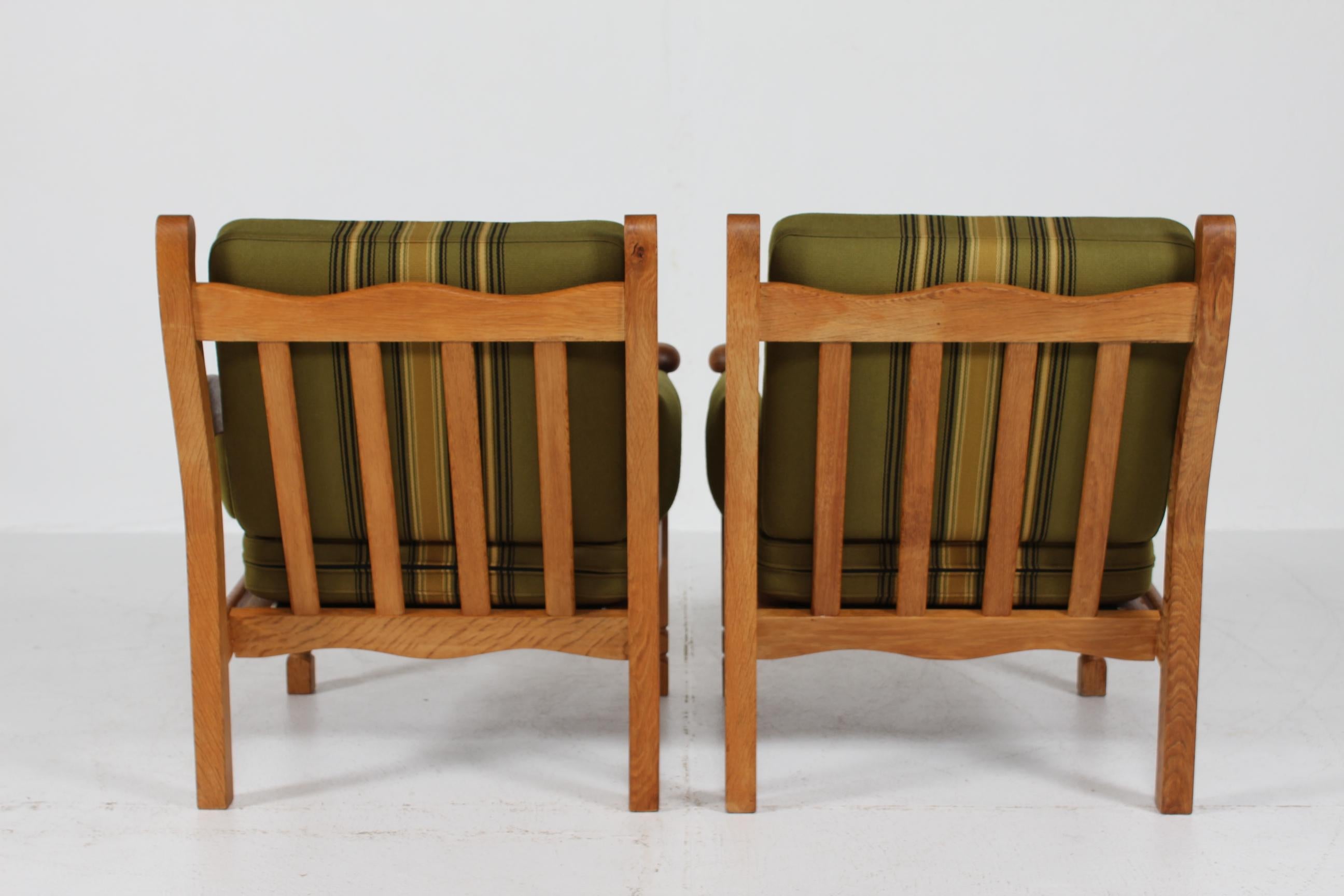 Coppia di sedie da salotto danesi in Oak massiccio in stile Henning Kjærnulf anni '70 in vendita 6
