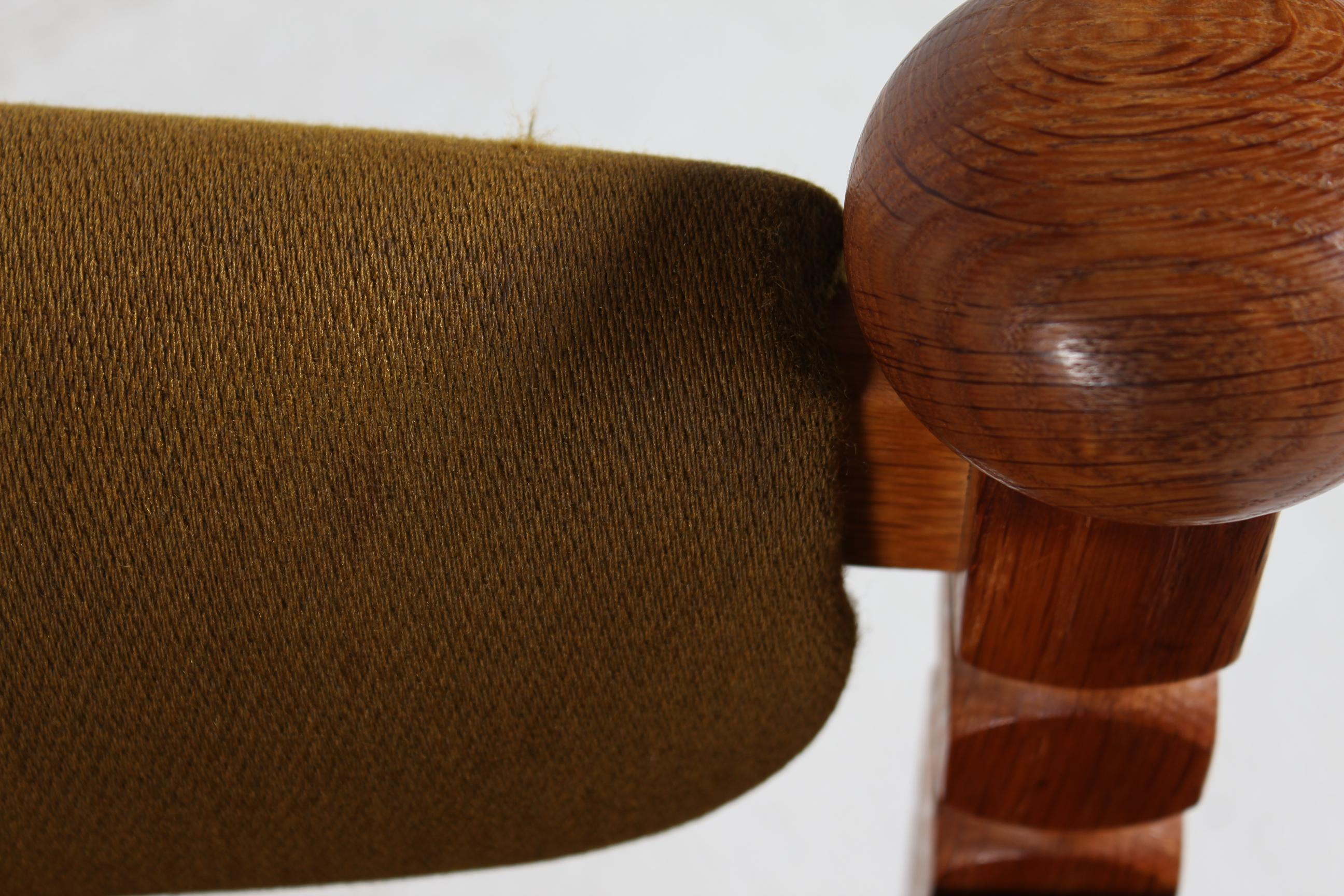 Paire de chaises longues danoises en Oak massif dans le style Henning Kjærnulf 1970 en vente 6