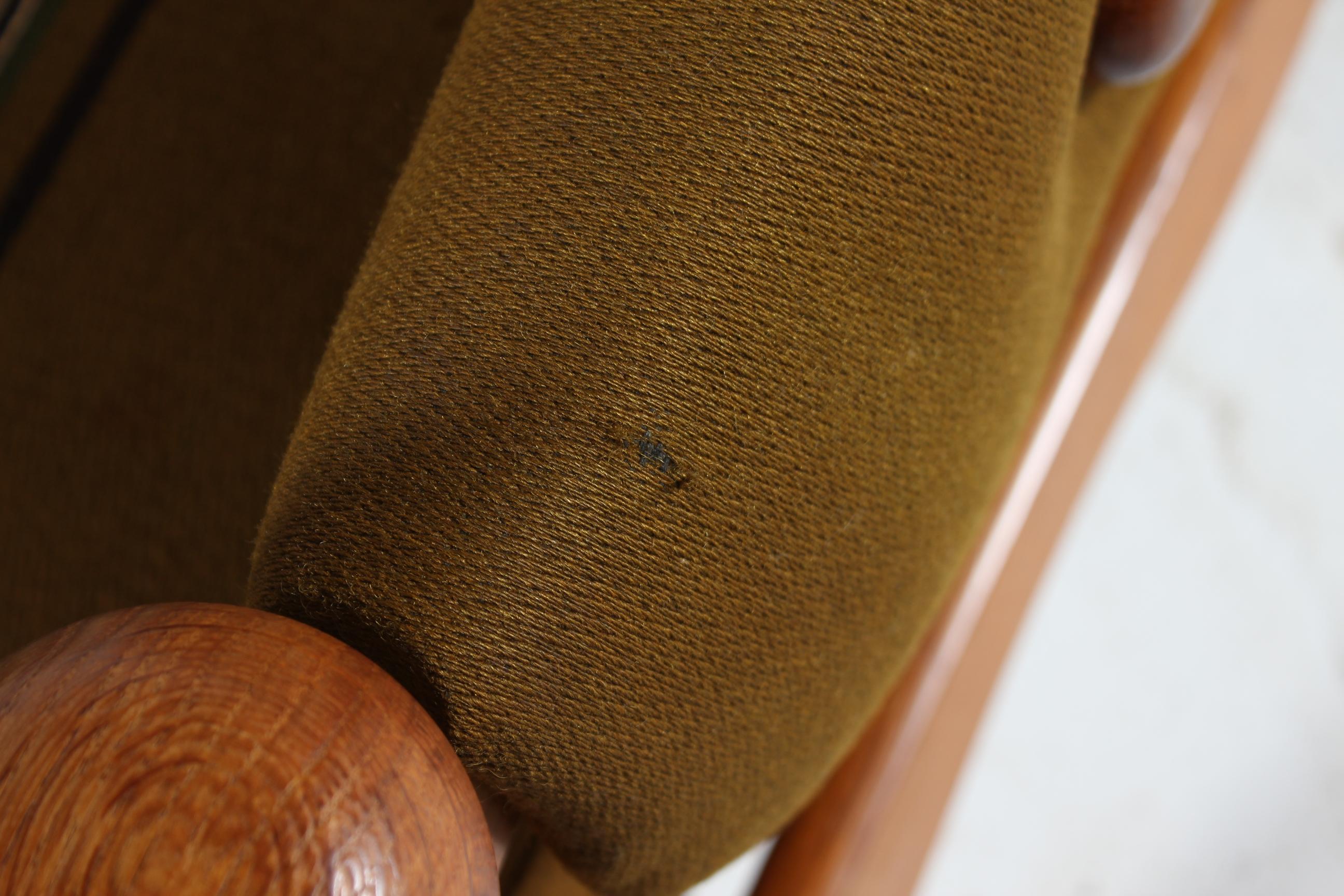 Paire de chaises longues danoises en Oak massif dans le style Henning Kjærnulf 1970 en vente 7