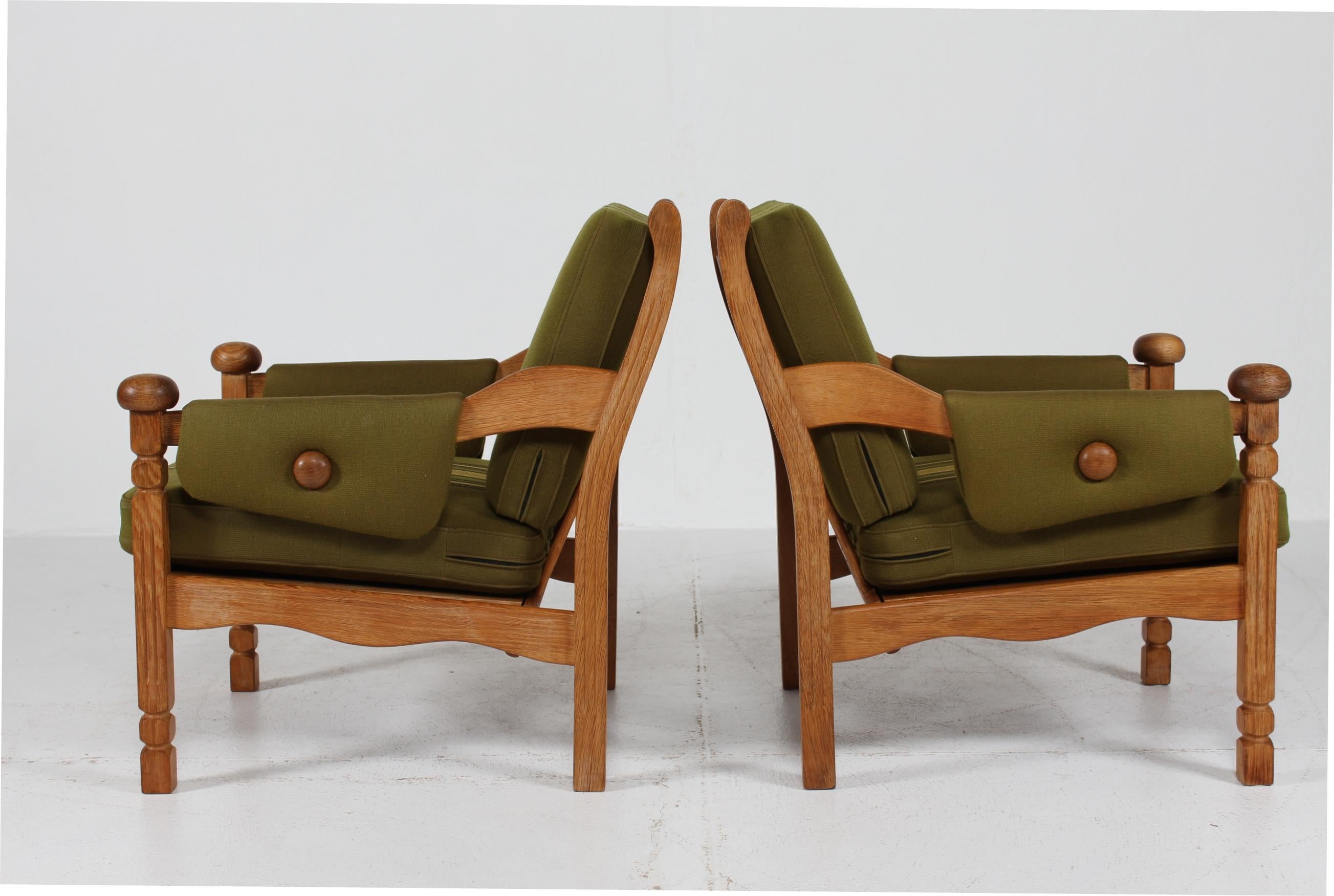 Coppia di sedie da salotto danesi in Oak massiccio in stile Henning Kjærnulf anni '70 in vendita 9