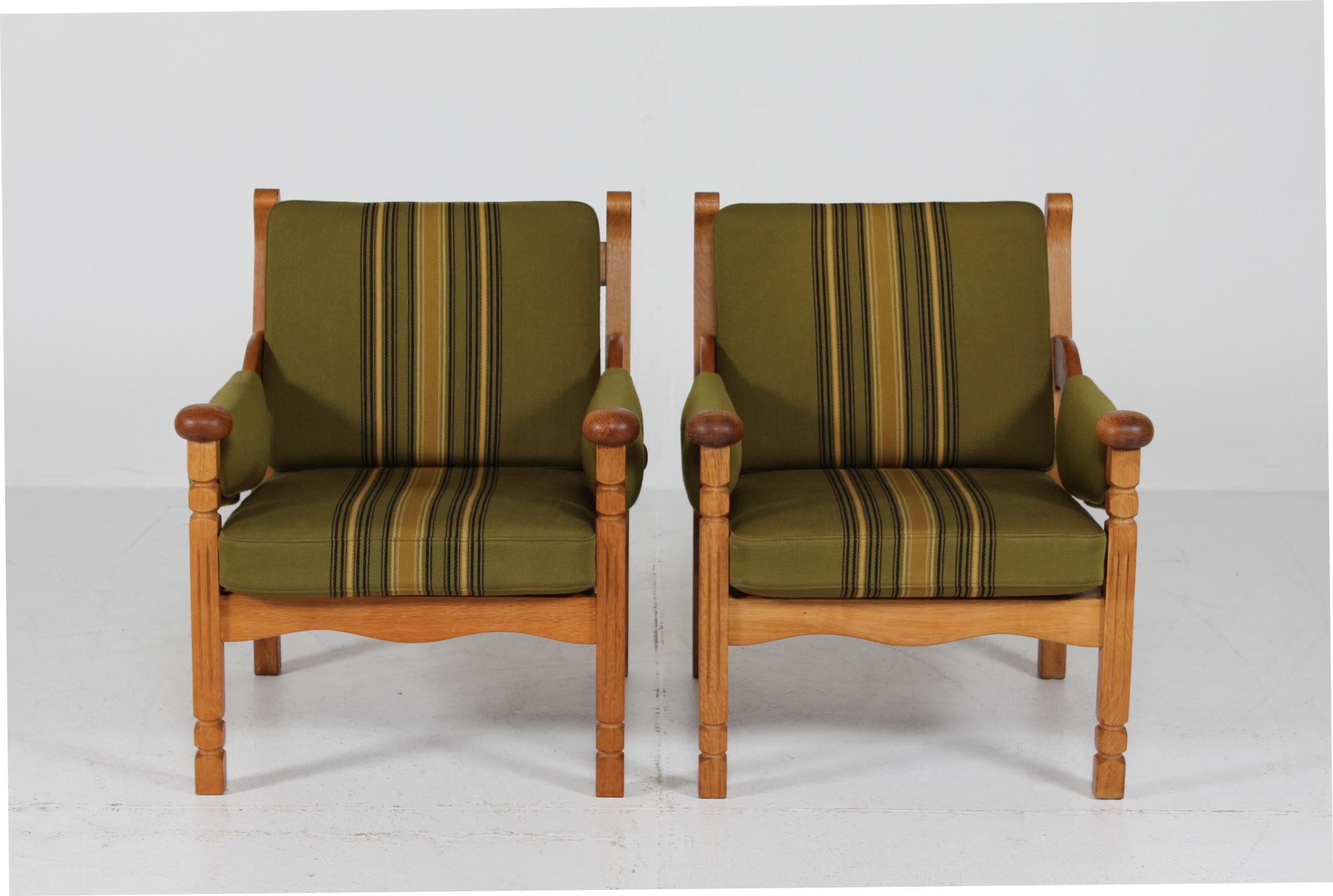 Mid-Century moderno Coppia di sedie da salotto danesi in Oak massiccio in stile Henning Kjærnulf anni '70 in vendita