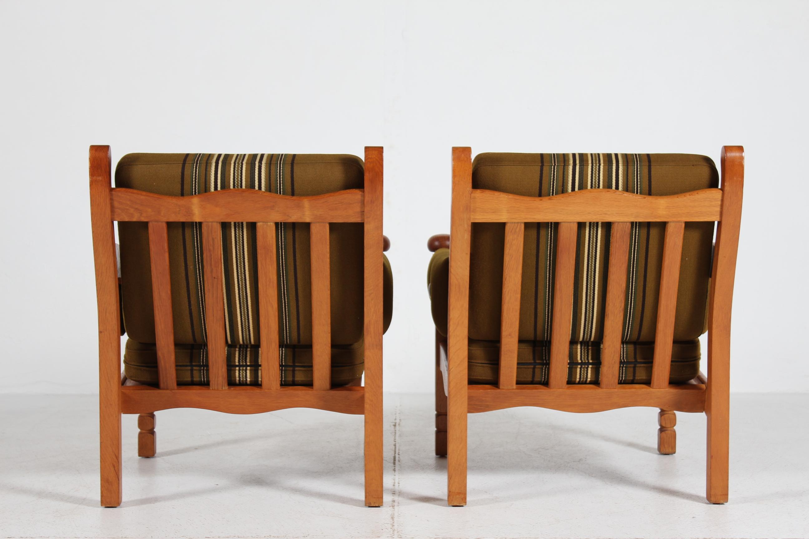 Mid-Century Modern Paire de chaises longues danoises en Oak massif dans le style Henning Kjærnulf 1970 en vente