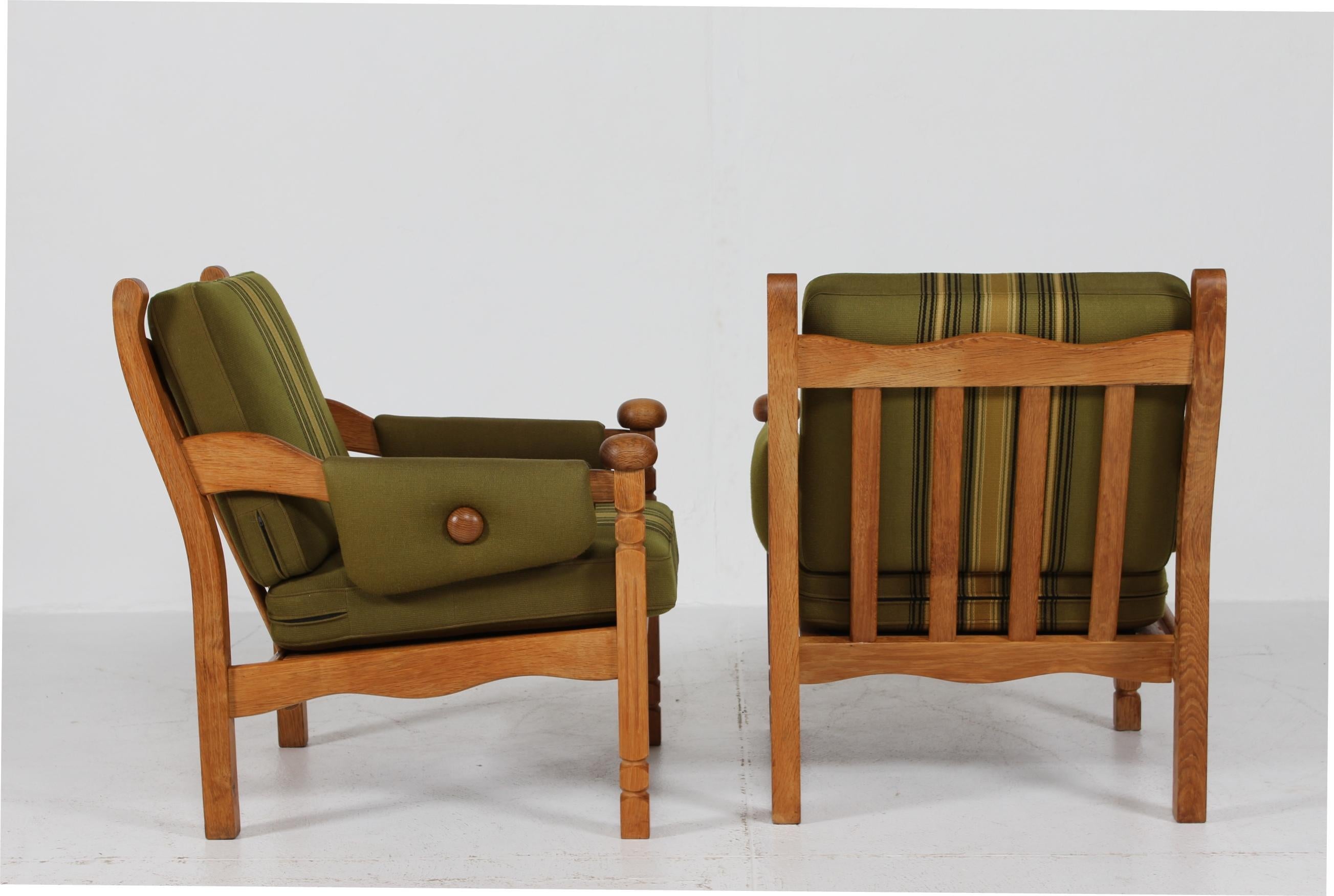 Danese Coppia di sedie da salotto danesi in Oak massiccio in stile Henning Kjærnulf anni '70 in vendita