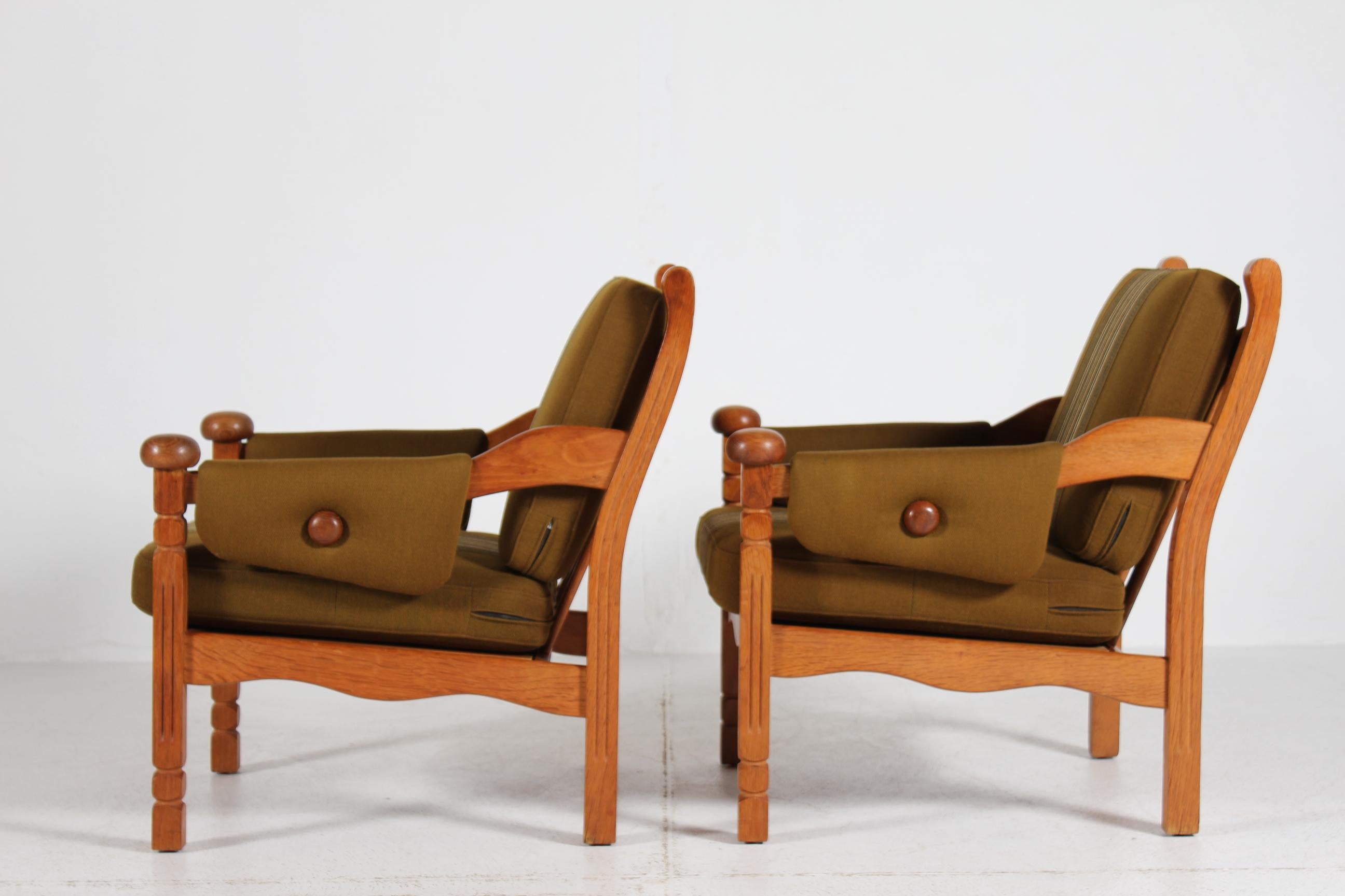 Tourné Paire de chaises longues danoises en Oak massif dans le style Henning Kjærnulf 1970 en vente