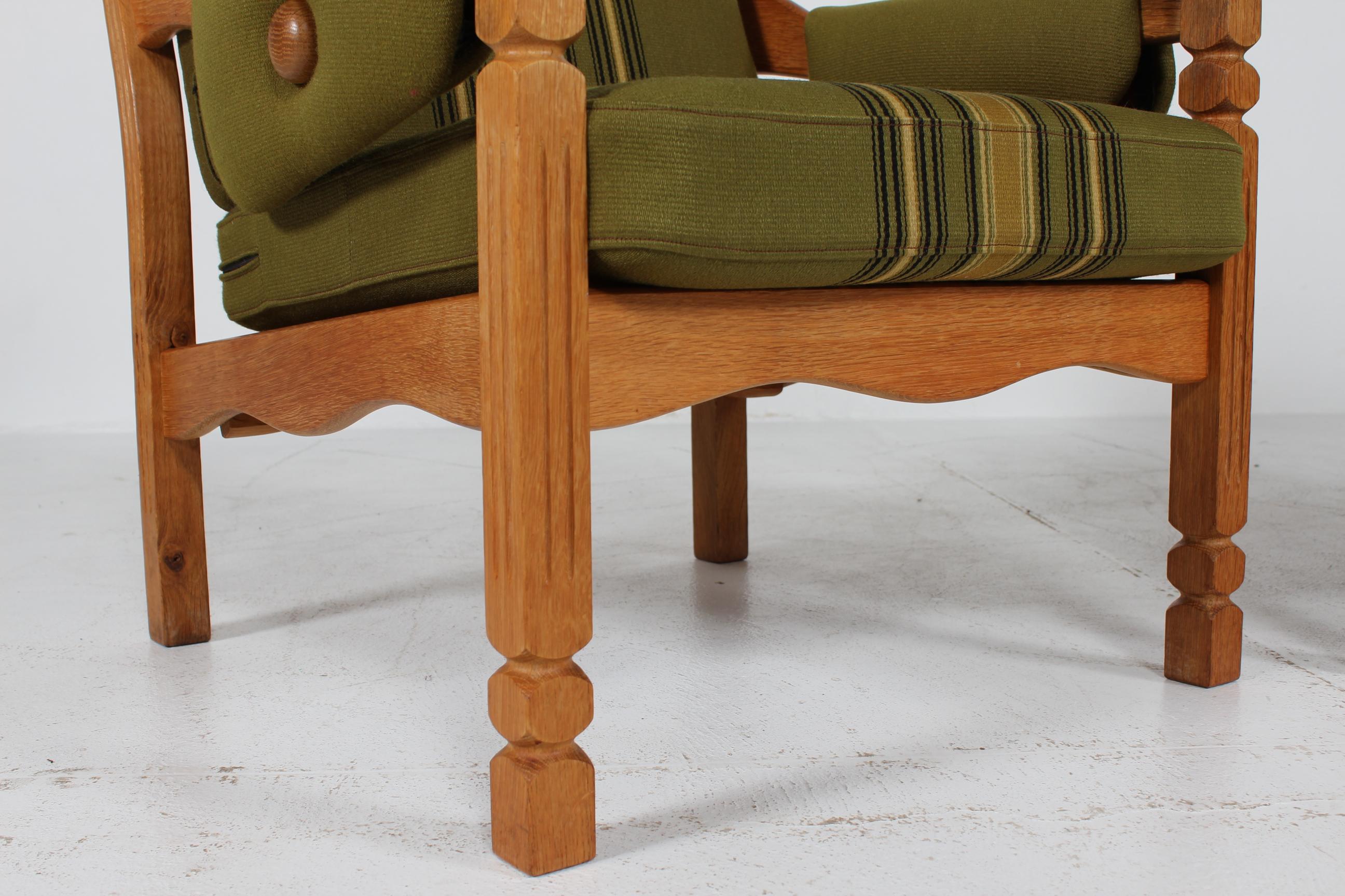 Coppia di sedie da salotto danesi in Oak massiccio in stile Henning Kjærnulf anni '70 in vendita 1