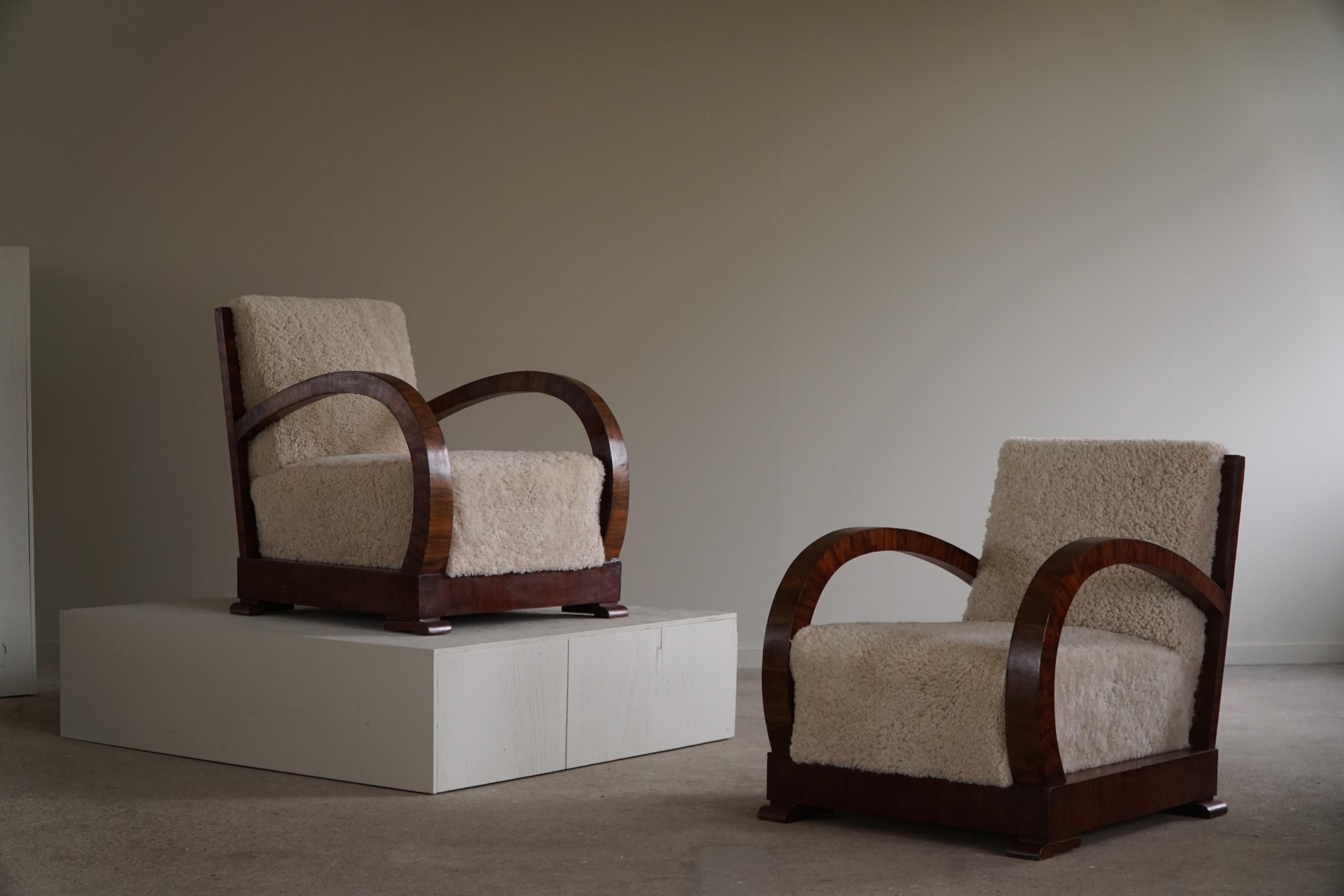 Paire de chaises longues danoises, retapissées, en laine d'agneau et noyer, Art Déco, années 1930 en vente 9