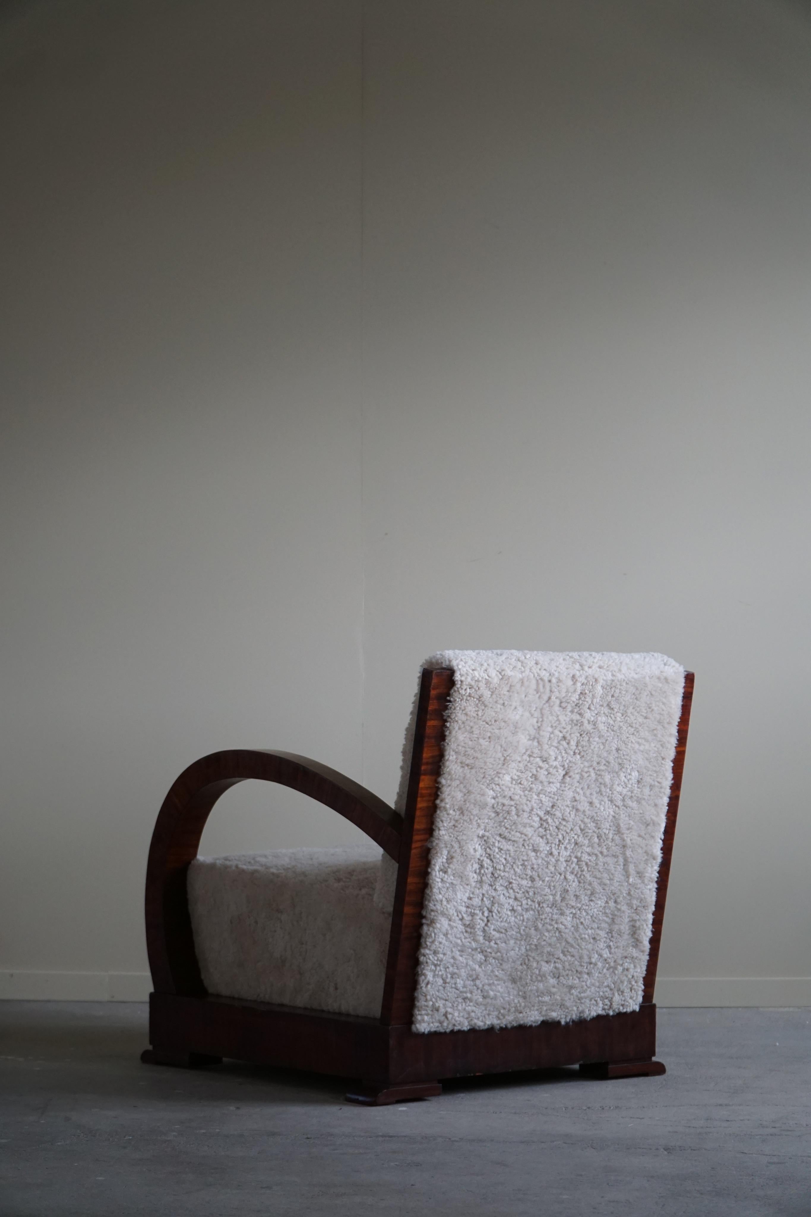 20ième siècle Paire de chaises longues danoises, retapissées, en laine d'agneau et noyer, Art Déco, années 1930 en vente