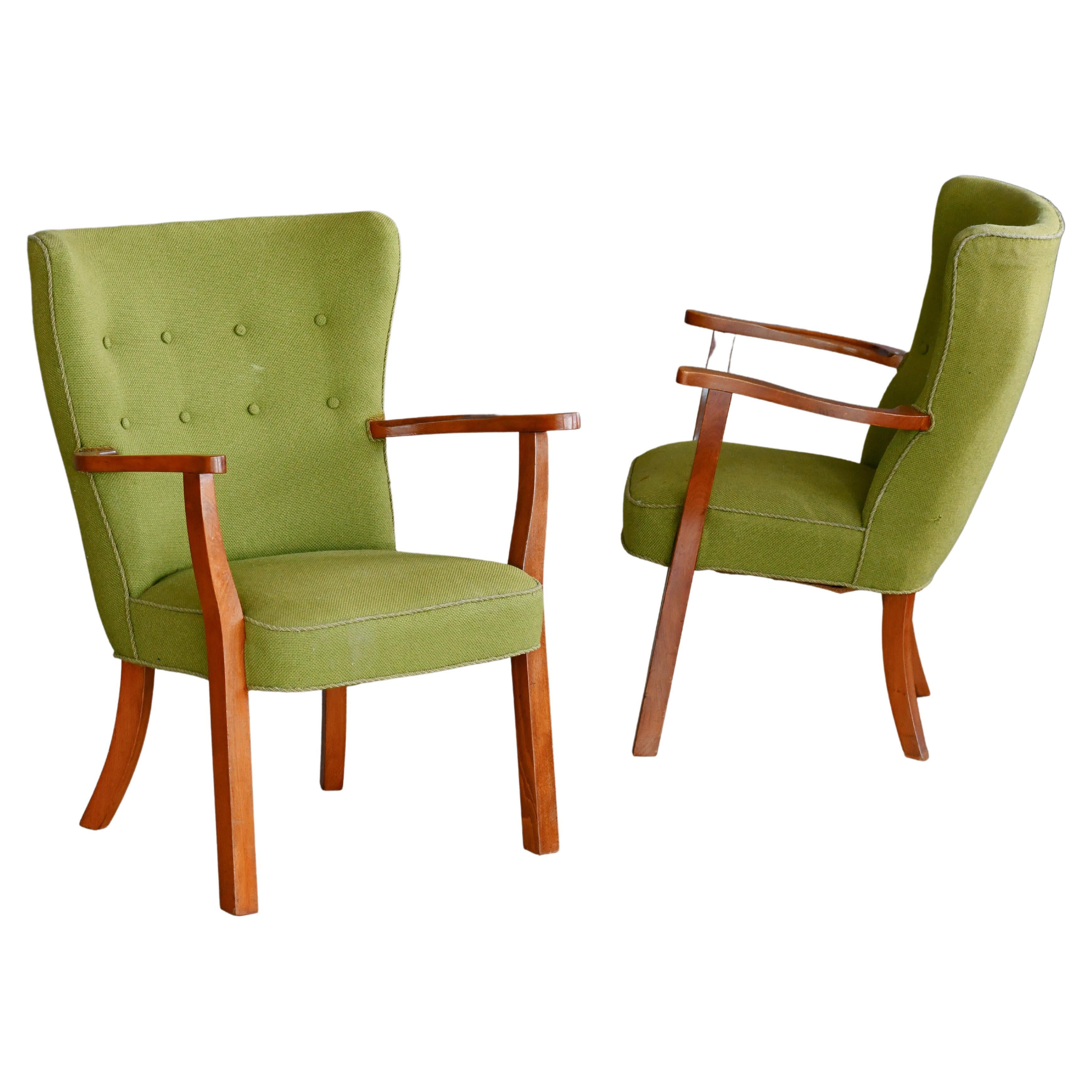 Ein Paar dänische Lounge- oder Sessel mit Teakholzbeinen und Armlehnen, 1950er Jahre. im Angebot