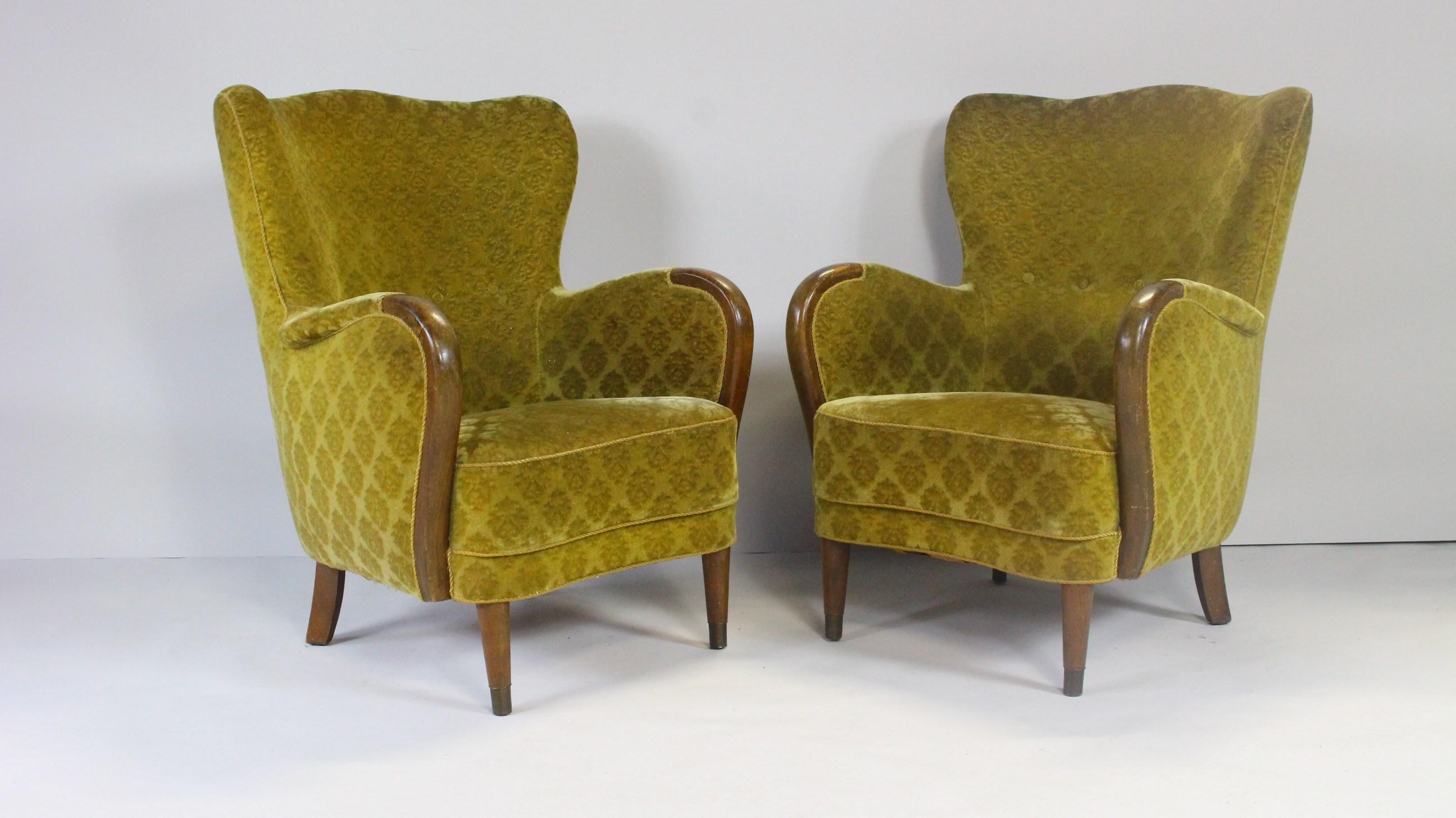 Pair of mid century armchair in honey color fabric.
Wooden armrests and legs finished with brass.
The oval backrest gives a comfortable rest.
Price for pair.
Available the sofa for this set.