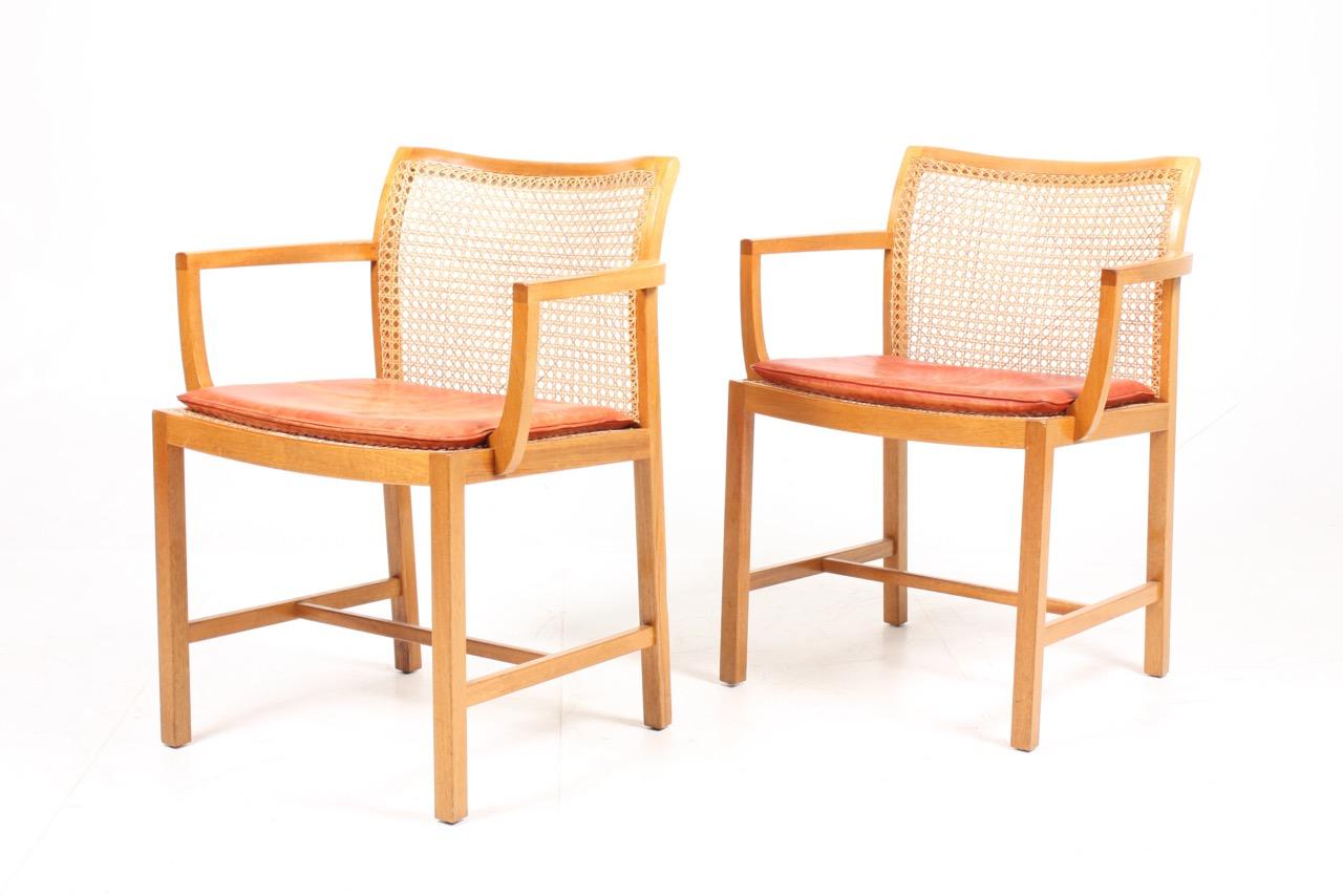 Danois Paire de fauteuils danois du milieu du siècle dernier en acajou et cuir patiné en vente