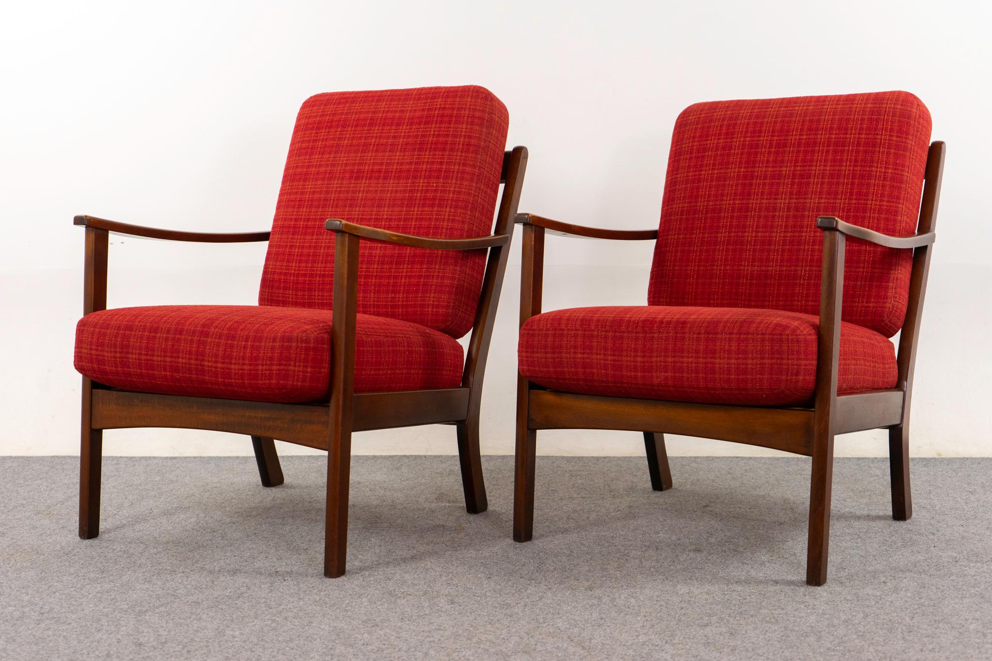 Chaises longues danoises en bois de Beeche, vers les années 1950. Lignes sculpturales avec une belle patine et une construction robuste. Les coussins Vintage sont confortables, mais ils ne sont ni originaux, ni parfaitement assortis les uns aux