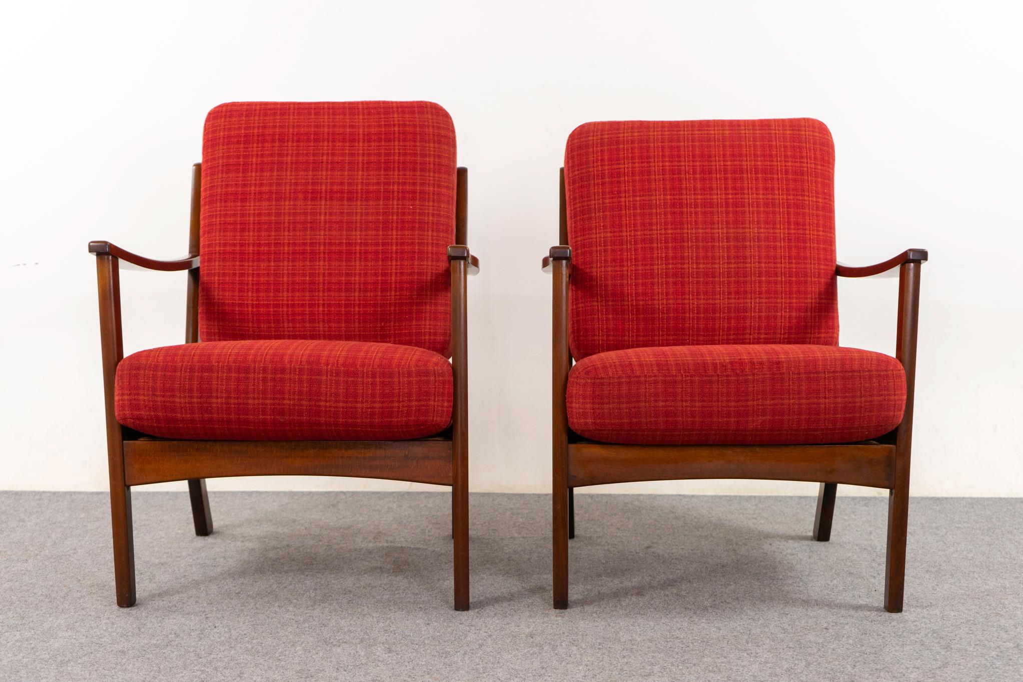 Scandinave moderne Paire de chaises longues danoises du milieu du siècle en hêtre et teck en vente