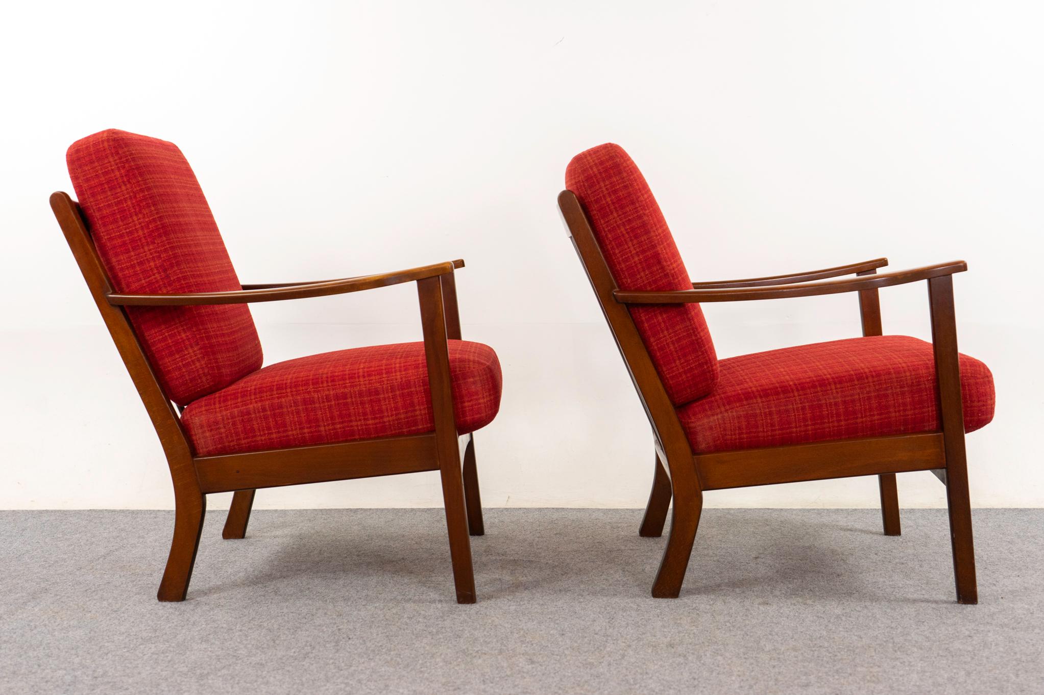 Milieu du XXe siècle Paire de chaises longues danoises du milieu du siècle en hêtre et teck en vente