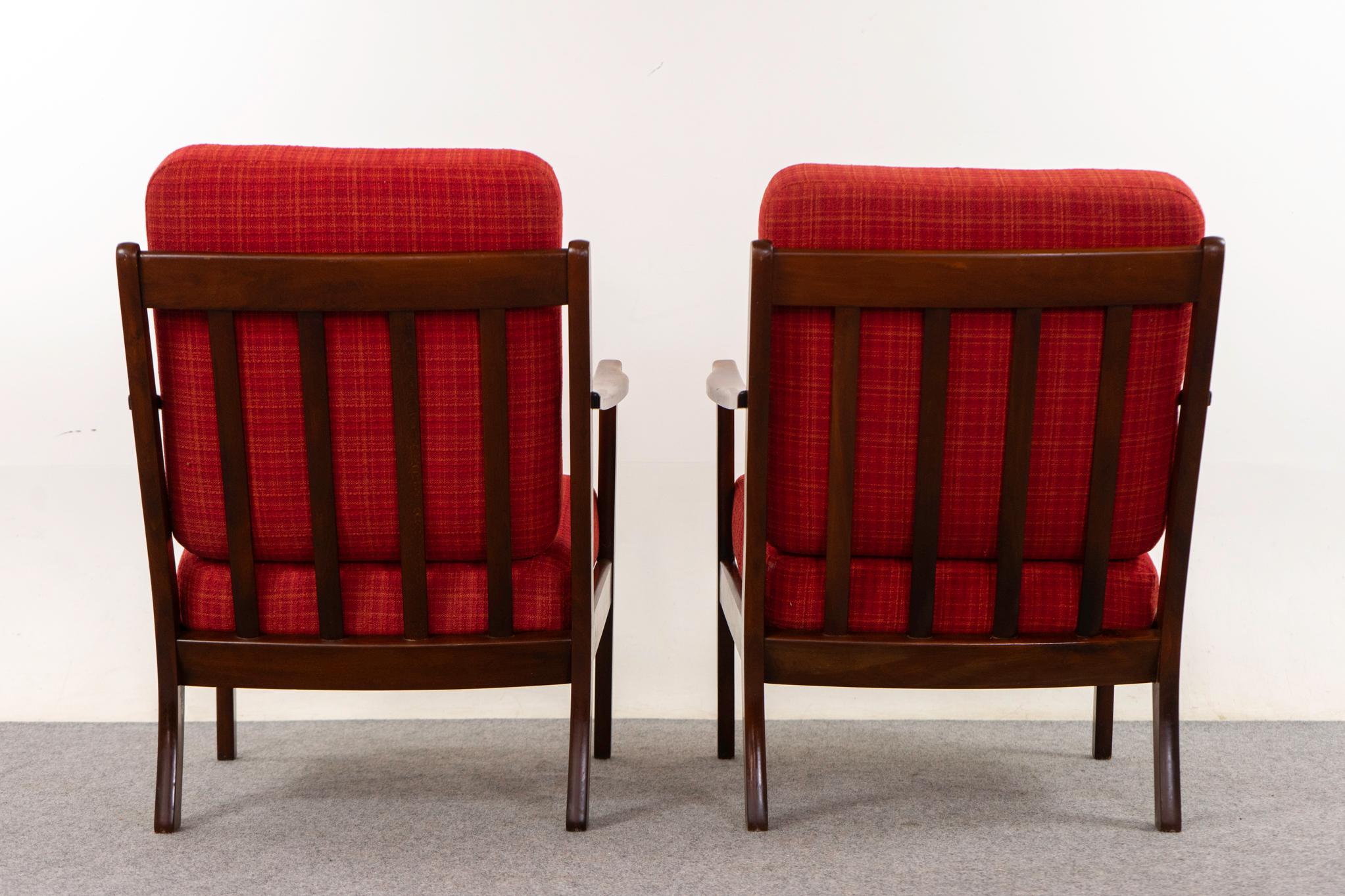 Hêtre Paire de chaises longues danoises du milieu du siècle en hêtre et teck en vente