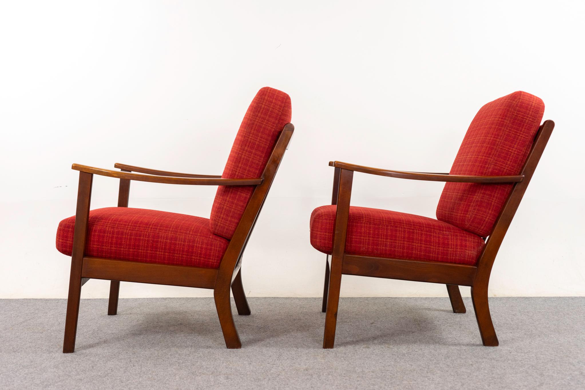 Paire de chaises longues danoises du milieu du siècle en hêtre et teck en vente 1