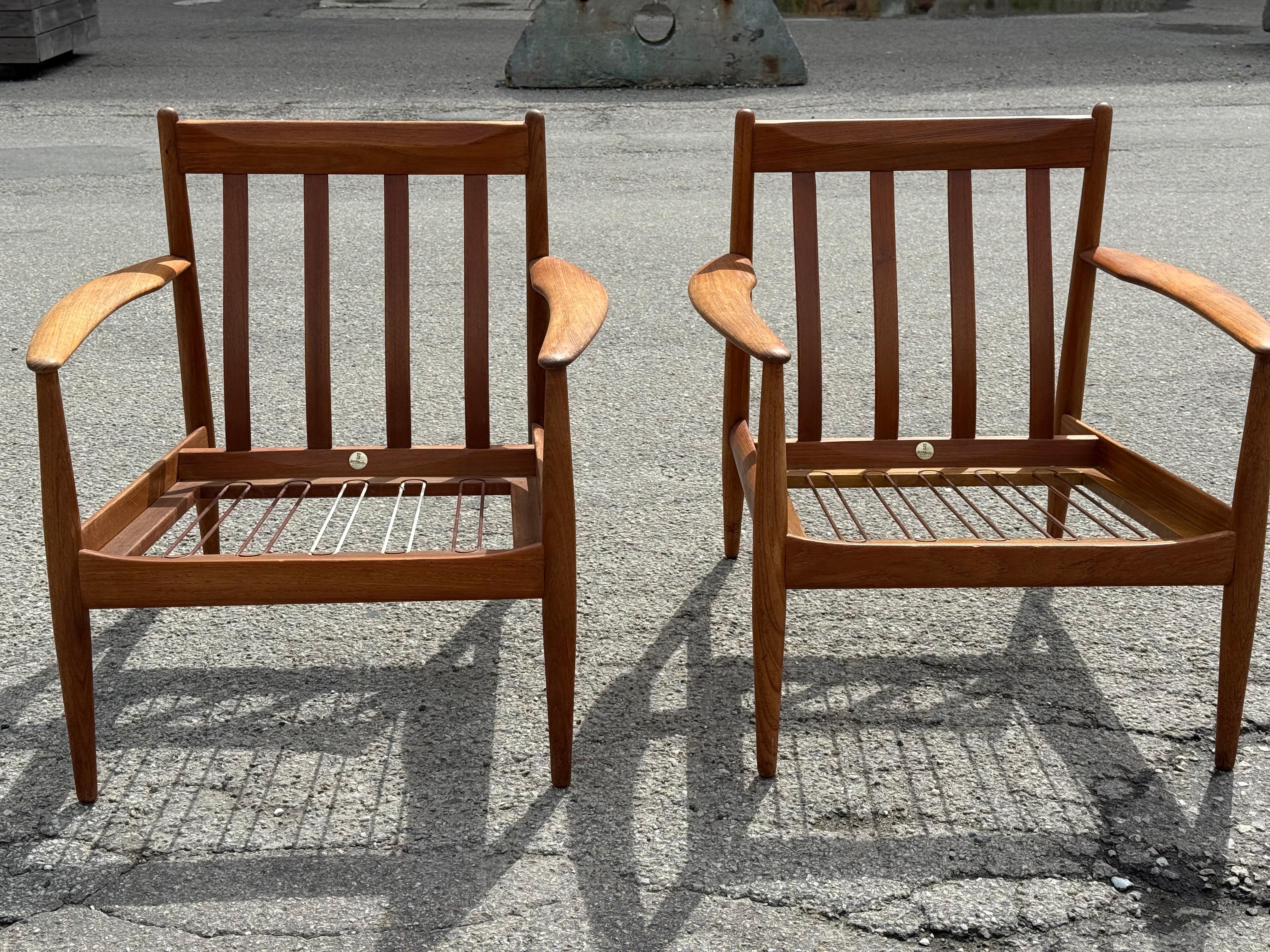 Pair of Danish mid-century modern 1960s teak Lounge chairs by Grete Jalk In Good Condition For Sale In Copenhagen, DK