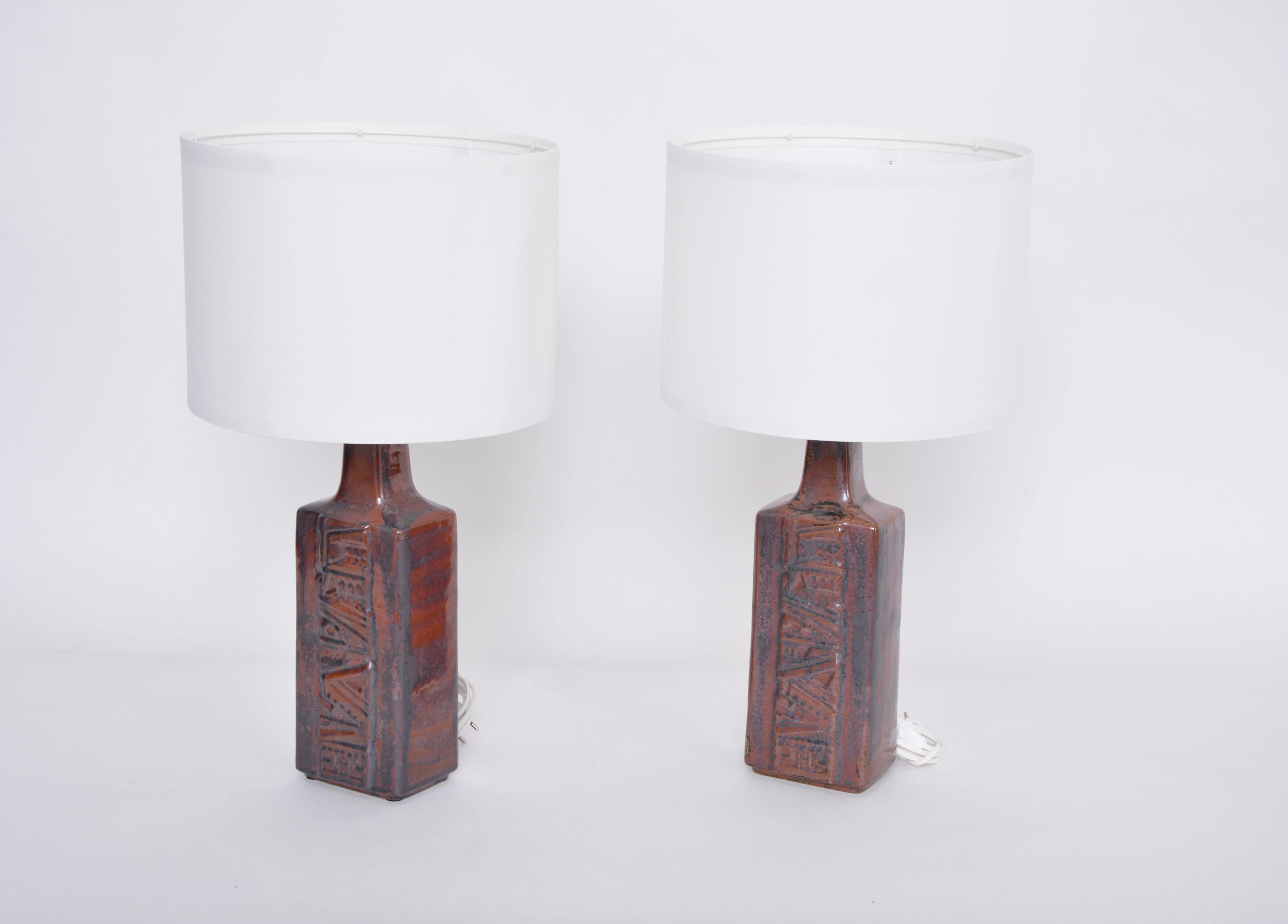 Vernissé Paire de lampes de bureau danoises en céramique de style mi-siècle moderne par Desiree Stentoj en vente