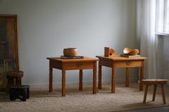 Coppia di comodini danesi della metà del secolo scorso in Oak, Henning Kjærnulf, anni '60