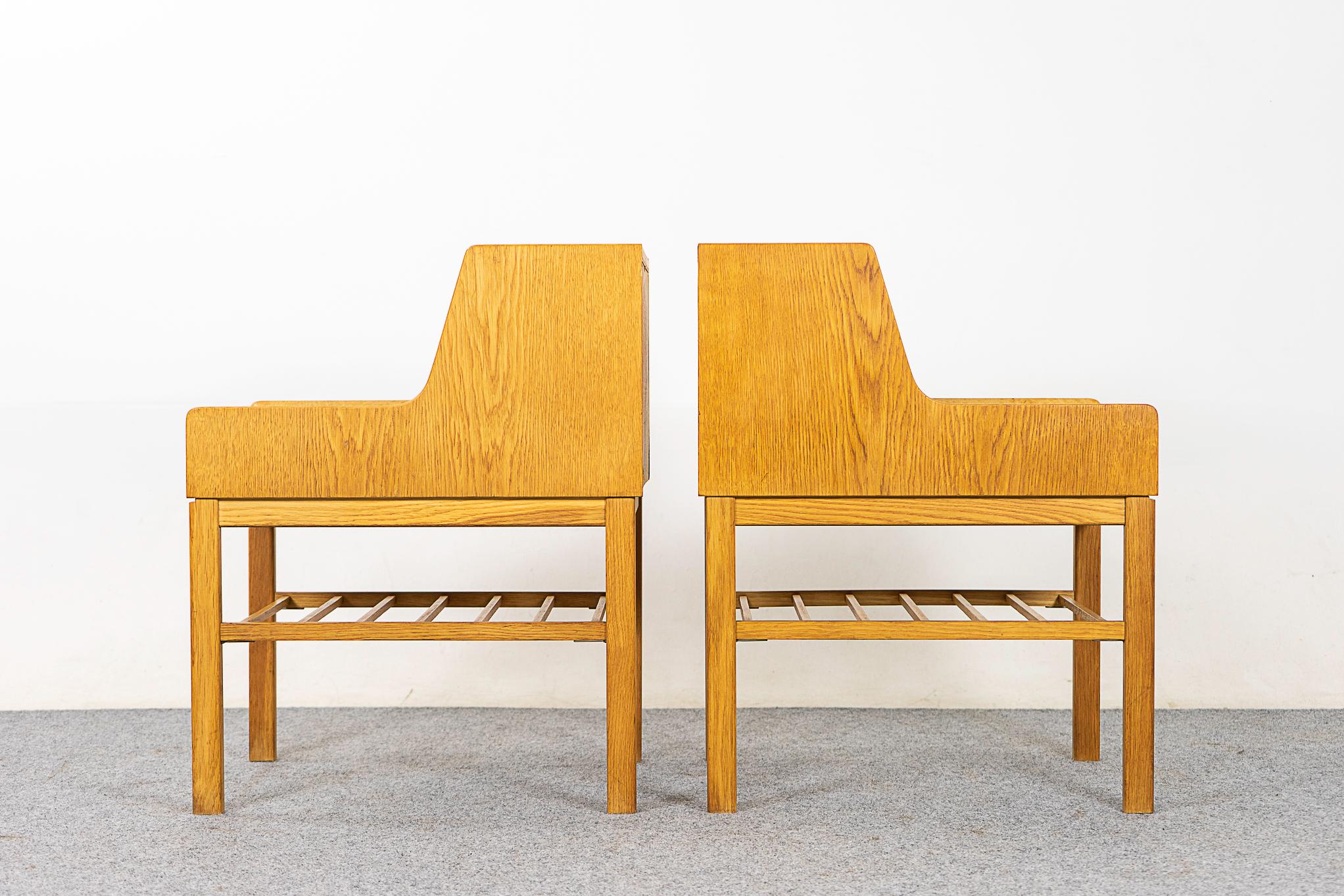 Pair of Danish Mid-Century Modern Oak Bedside Tables For Sale 4