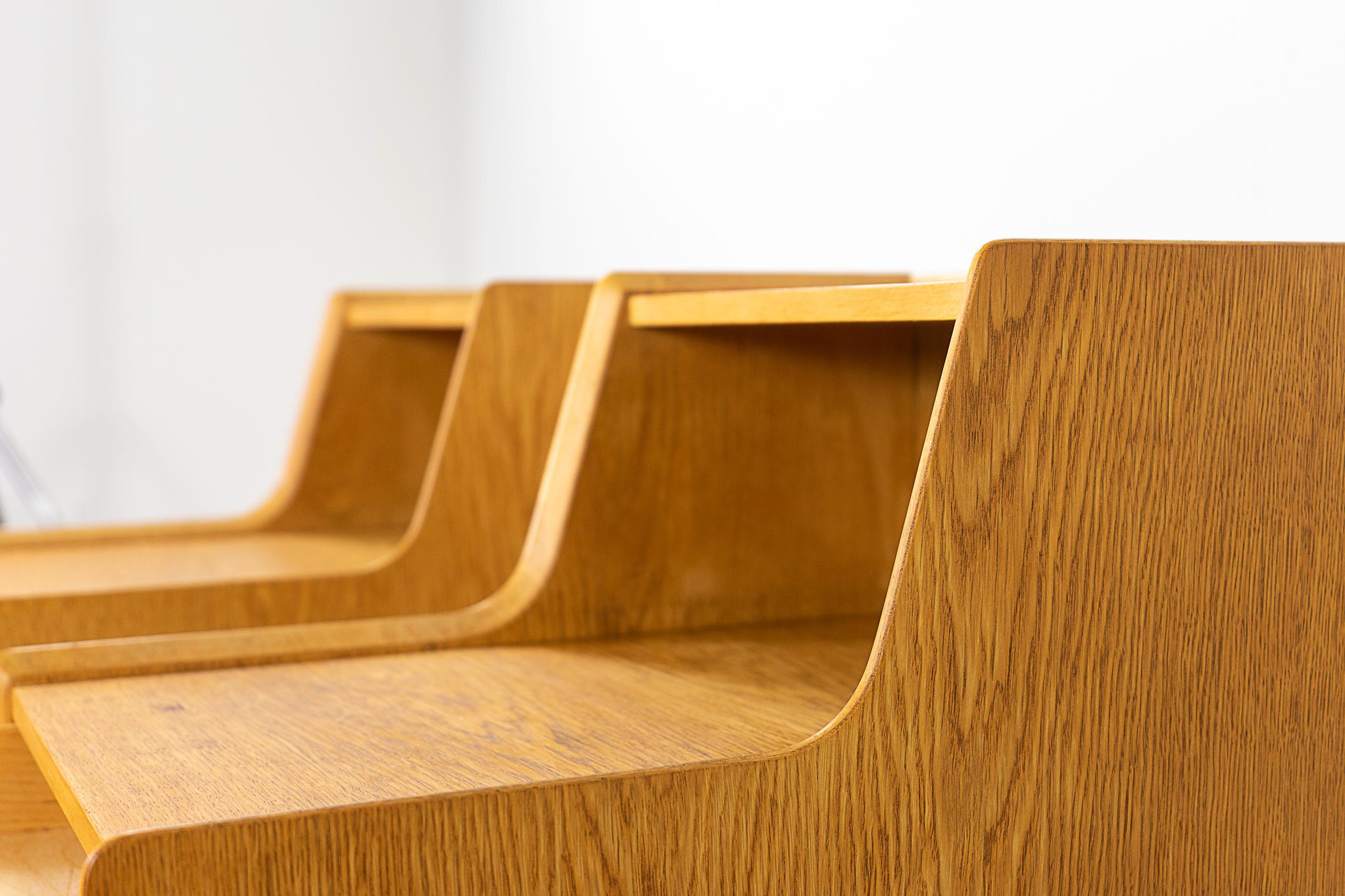 Scandinave moderne Paire de tables de chevet danoises en chêne de style mi-siècle moderne en vente