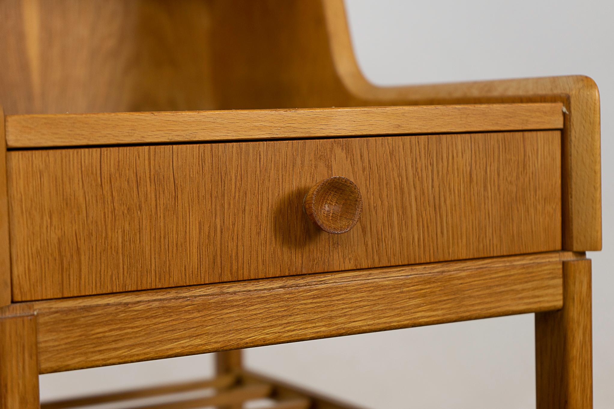 Veneer Pair of Danish Mid-Century Modern Oak Bedside Tables For Sale