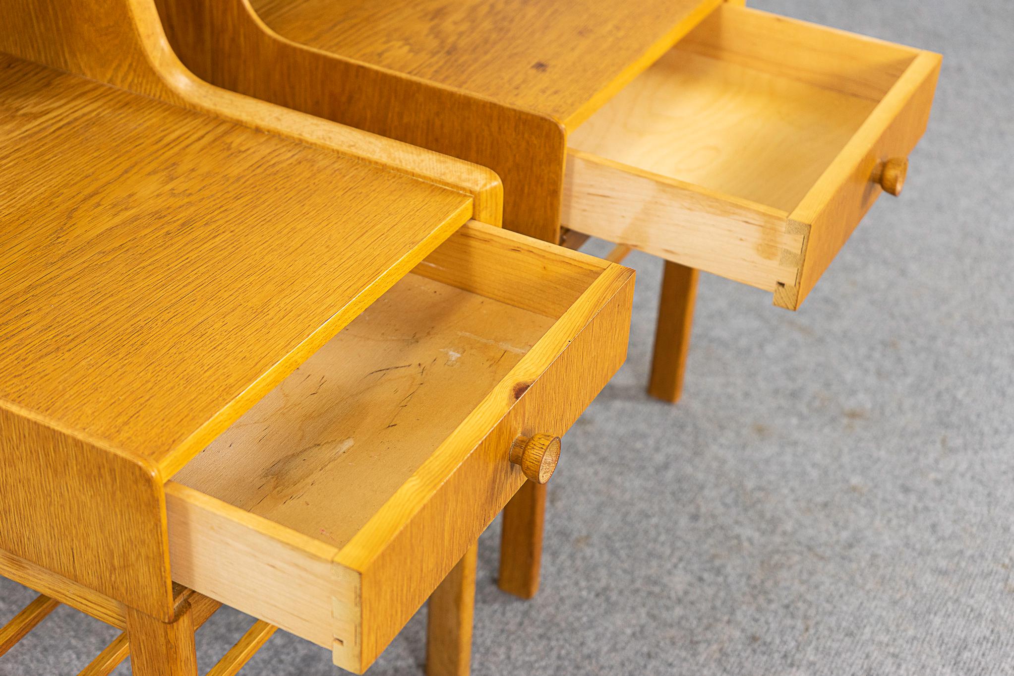 Pair of Danish Mid-Century Modern Oak Bedside Tables In Good Condition For Sale In VANCOUVER, CA