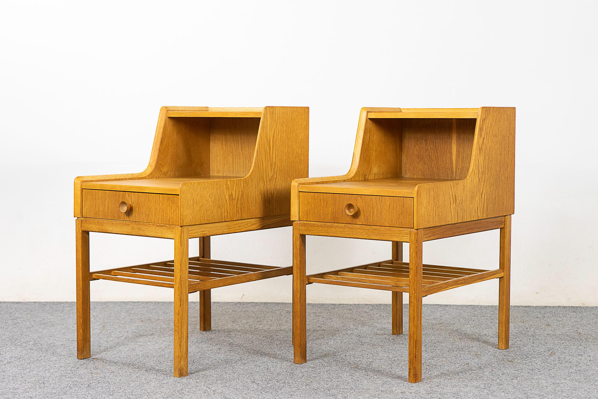 Paire de tables de chevet danoises en chêne de style mi-siècle moderne Bon état - En vente à VANCOUVER, CA